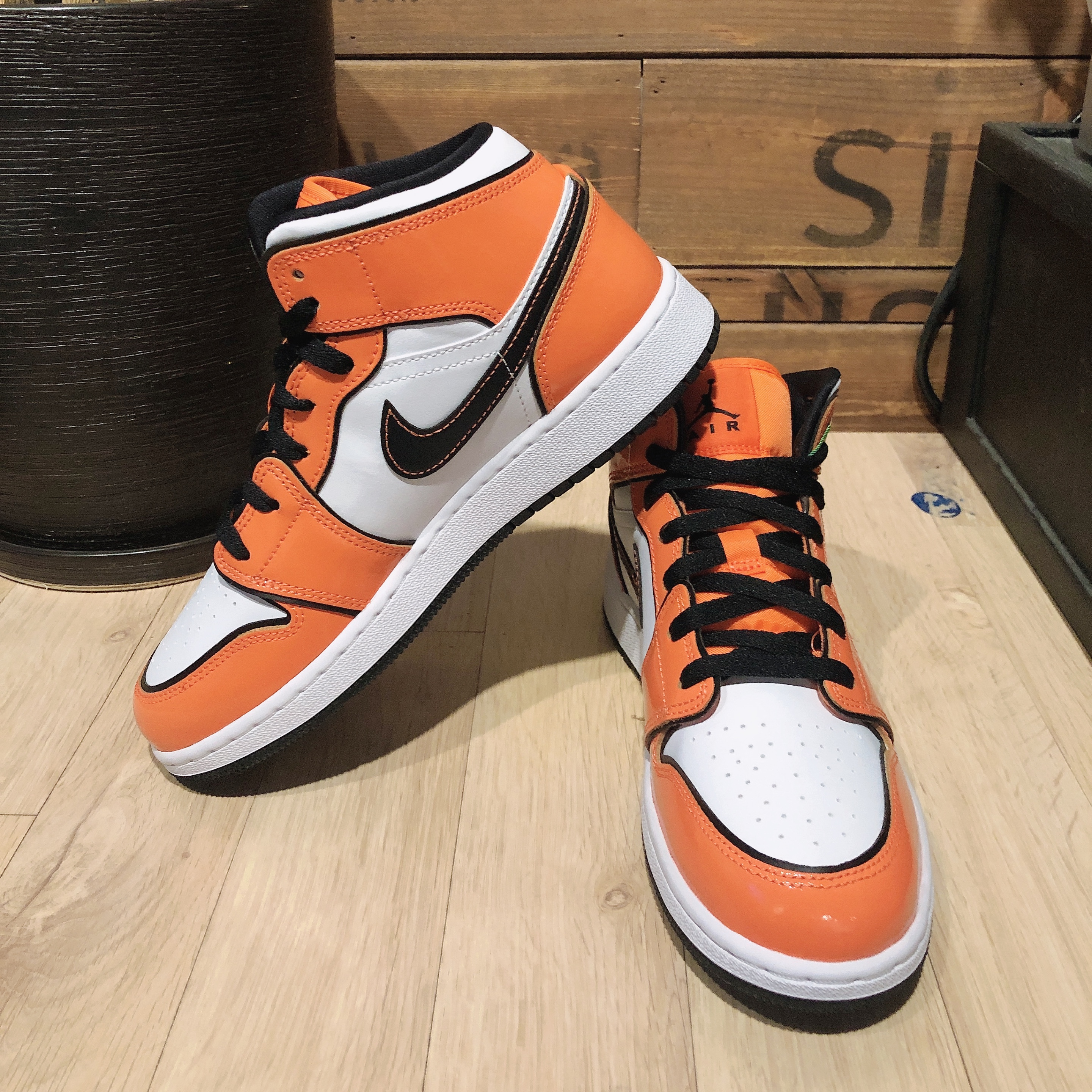 (GS) Jordan 1 Mid SE Turf Orange 착용 스타일 - 1