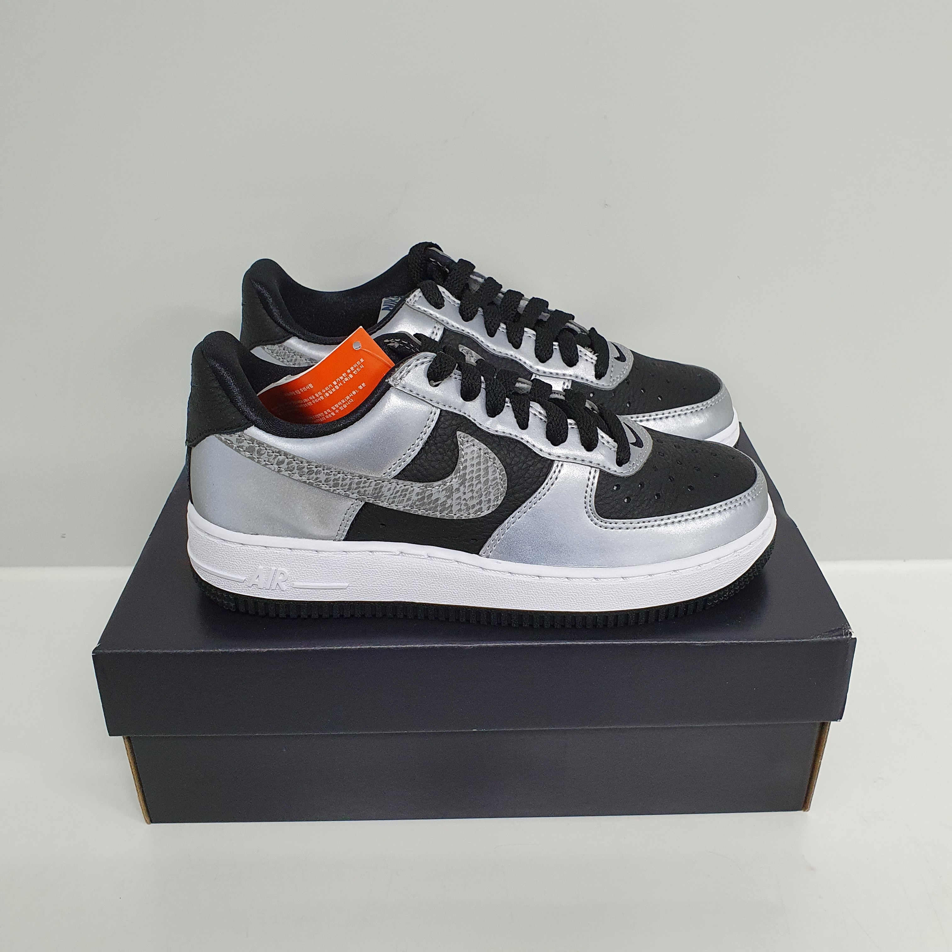 Nike Air Force 1 B Silver Snake 착용 스타일 - 2