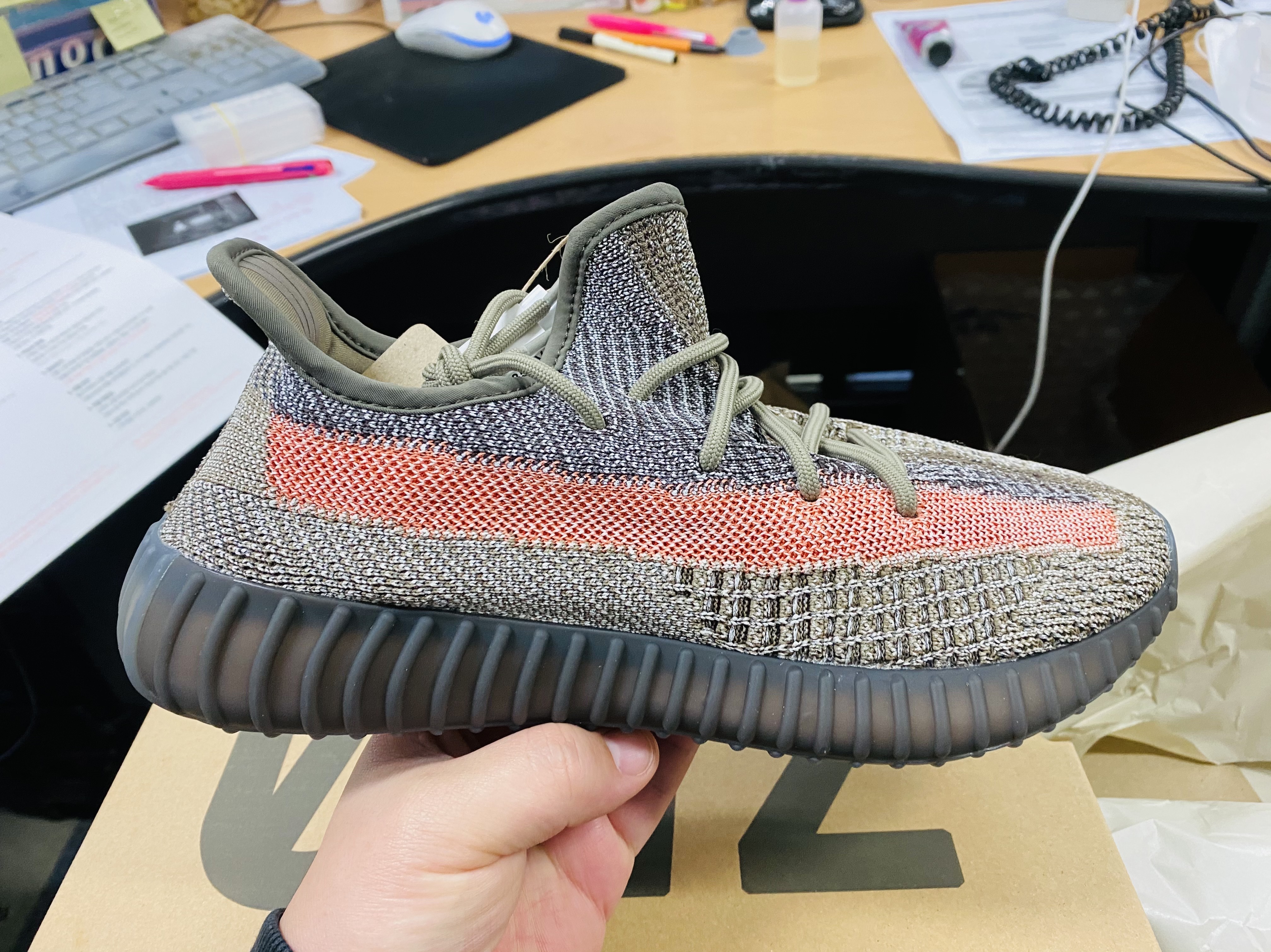 Adidas Yeezy Boost 350 V2 Ash Stone 착용 스타일