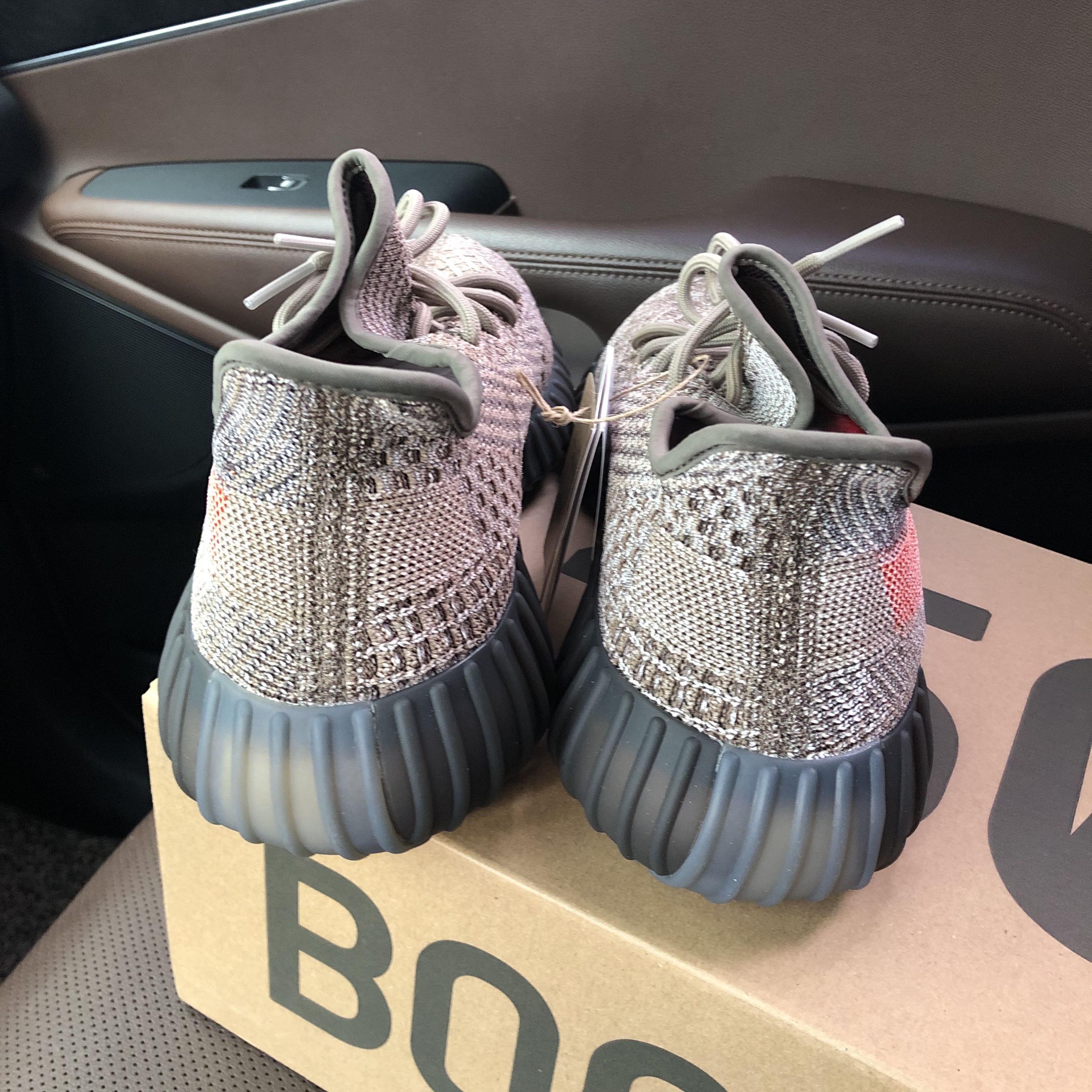 Adidas Yeezy Boost 350 V2 Ash Stone 착용 스타일 - 3