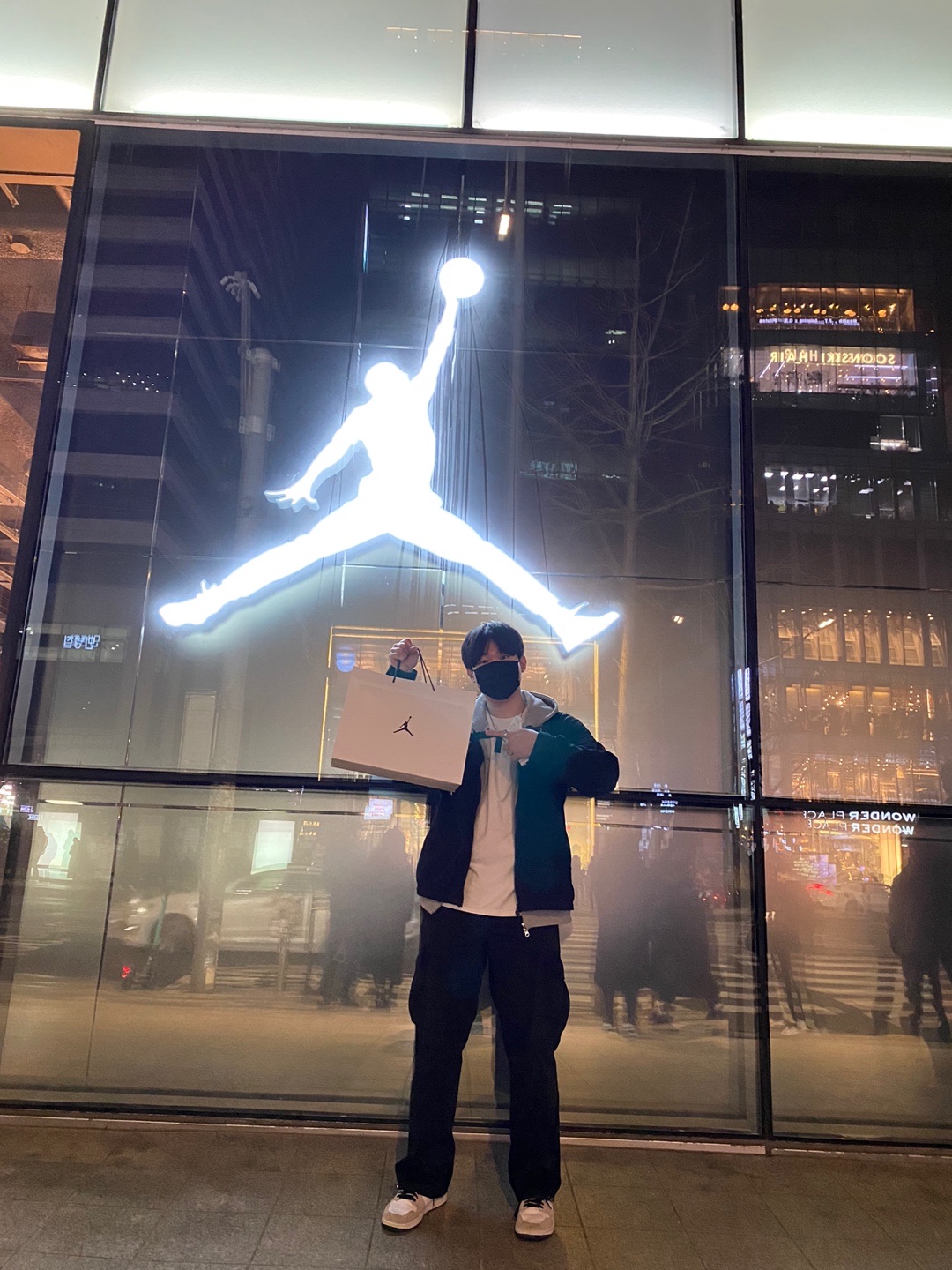 Jordan 4 Retro Taupe Haze, Jordan 1 Retro High OG Light Smoke Grey 착용 스타일