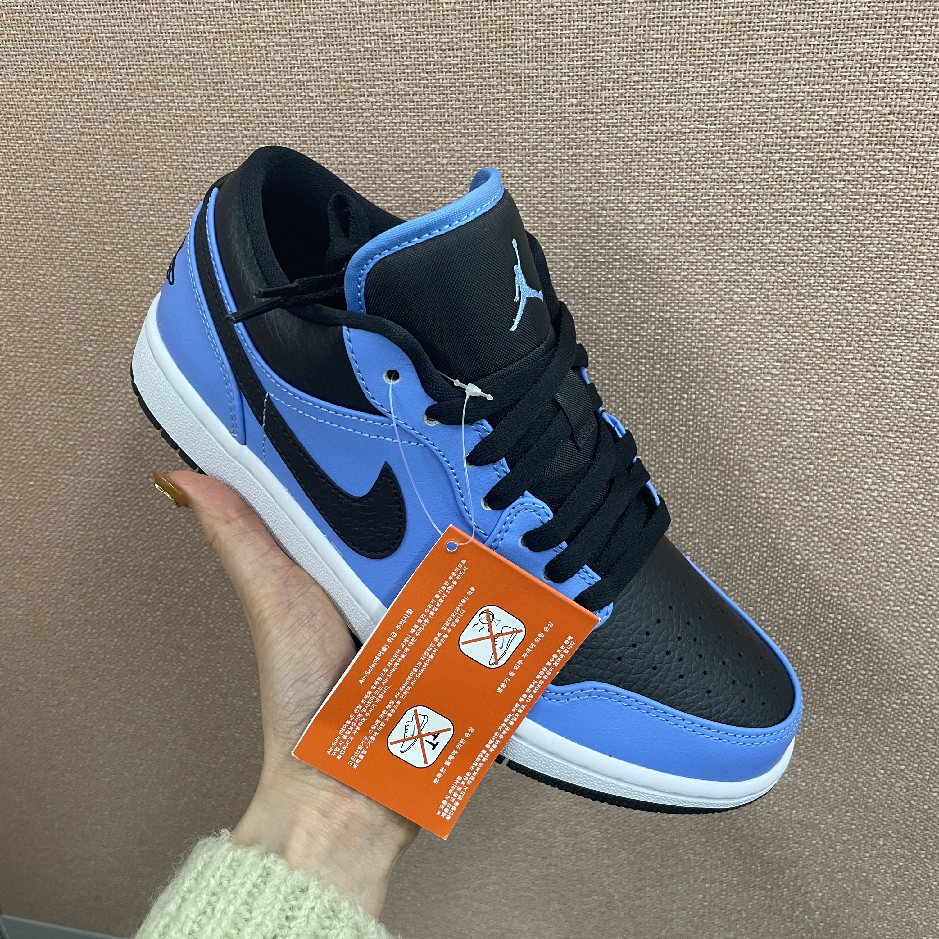 Jordan 1 Low University Blue Black 착용 스타일