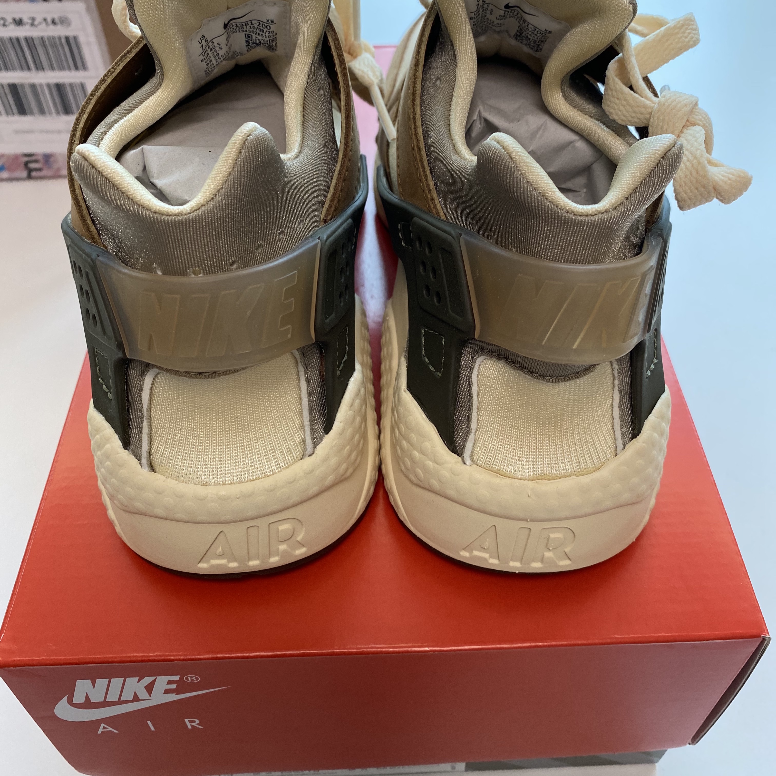 Nike x Stussy Air Huarache LE Desert Oak 착용 스타일 - 3