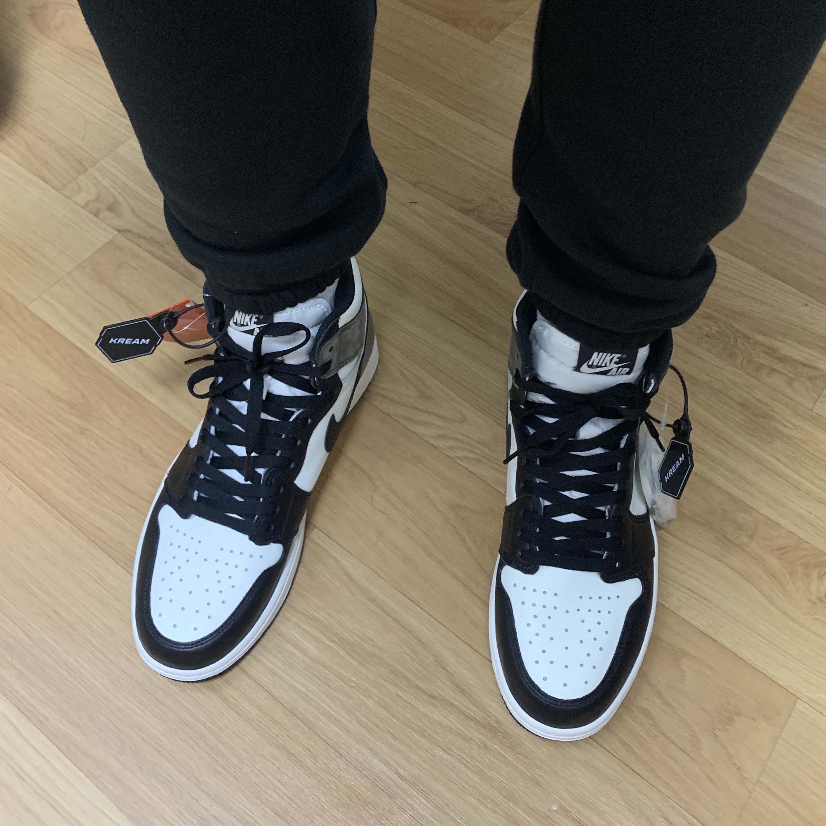 Jordan 1 Retro High OG Black Mocha, Essentials Sweatpants Dark Slate/Black 2020 착용 스타일