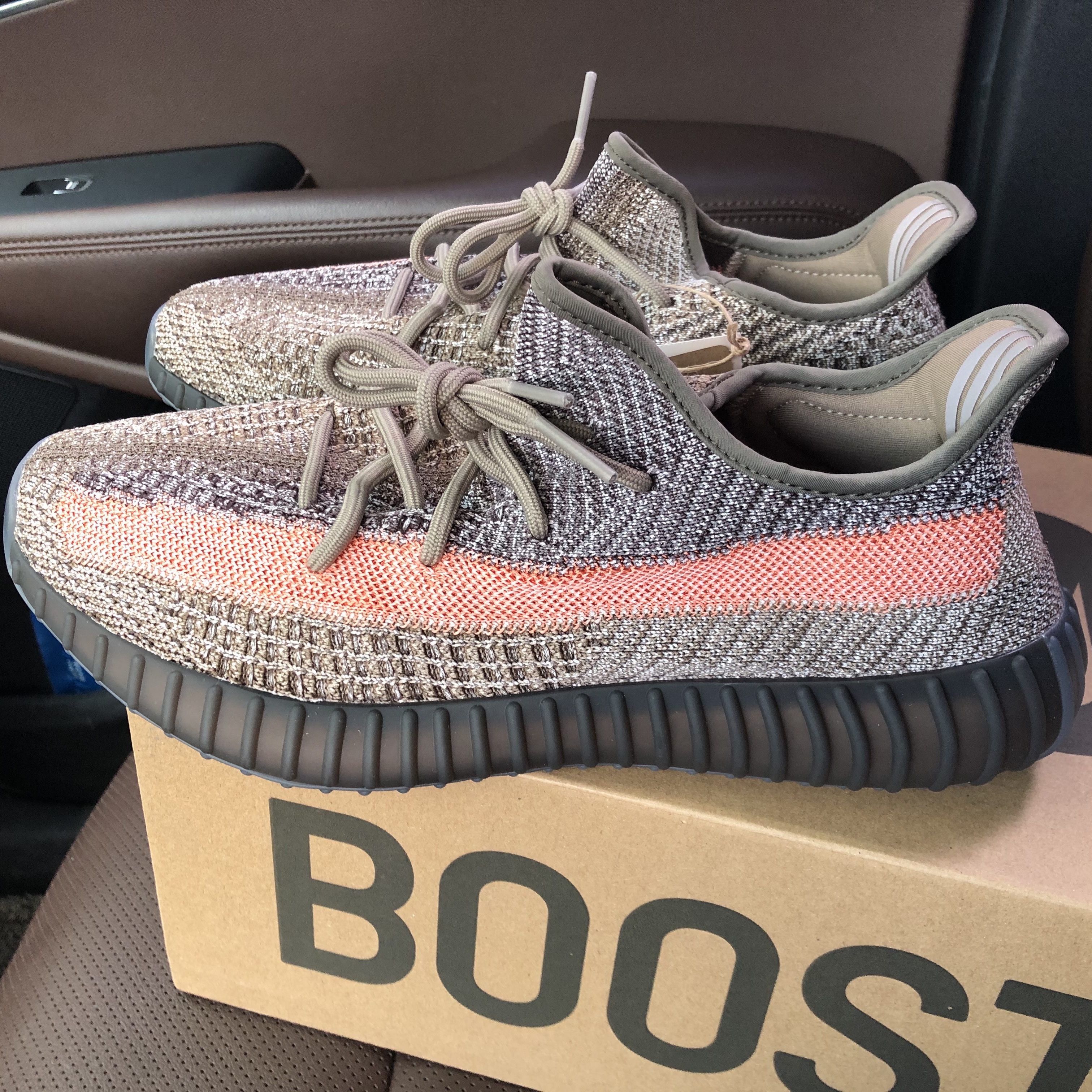 Adidas Yeezy Boost 350 V2 Ash Stone 착용 스타일 - 2