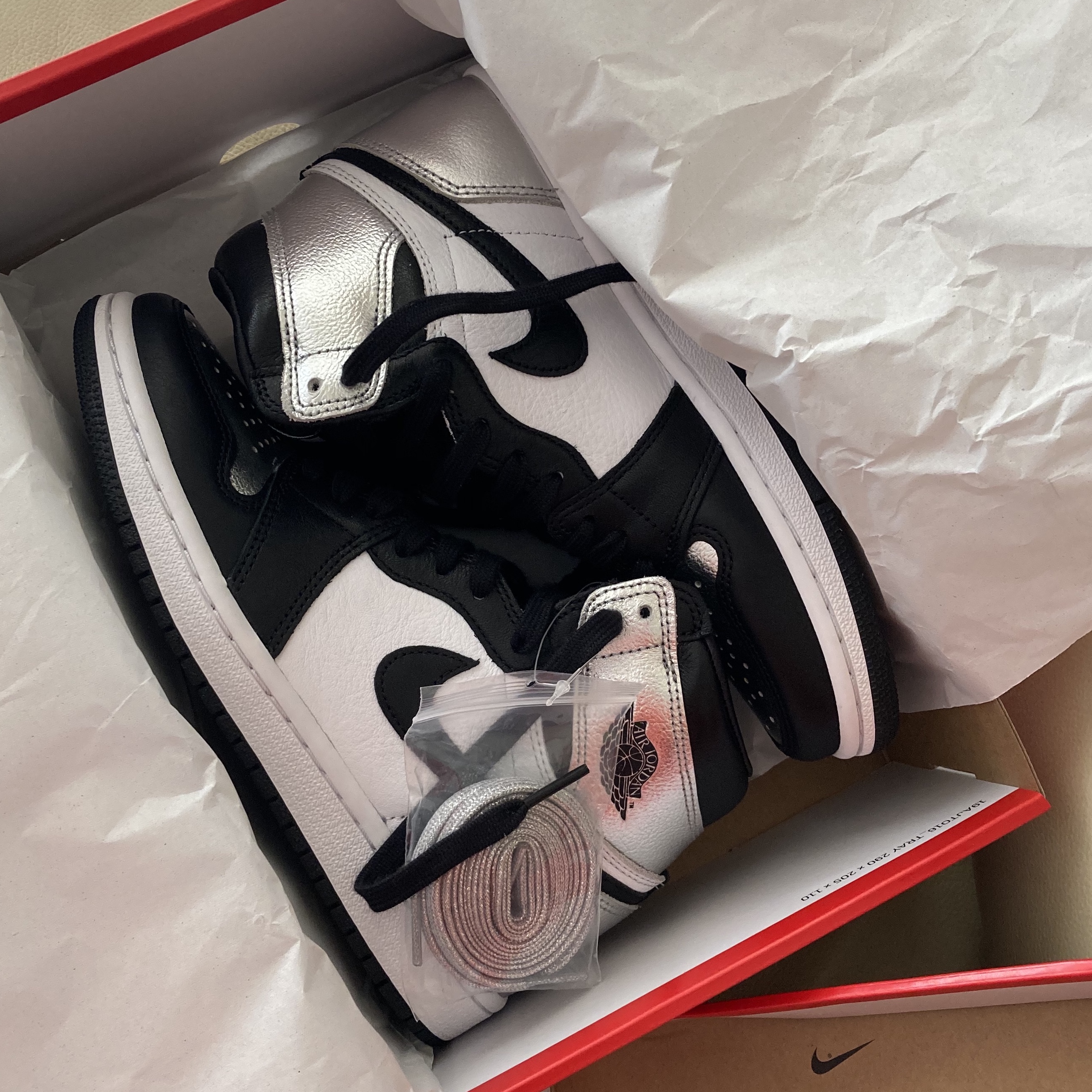 (W) Jordan 1 Retro High OG Silver Toe 착용 스타일 - 1