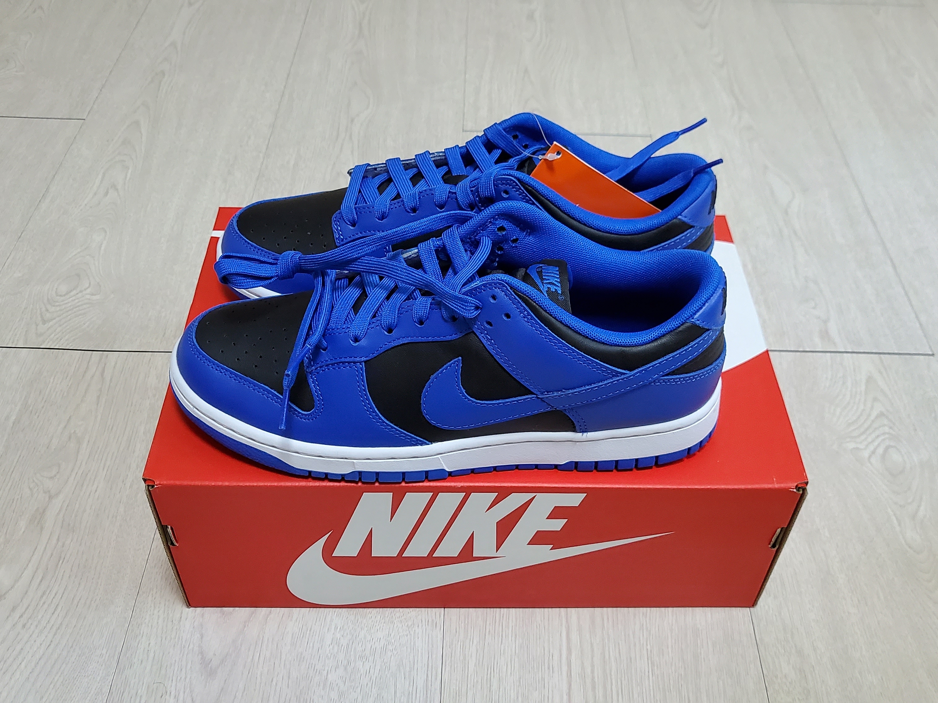 Nike Dunk Low Retro Hyper Cobalt 착용 스타일 - 2