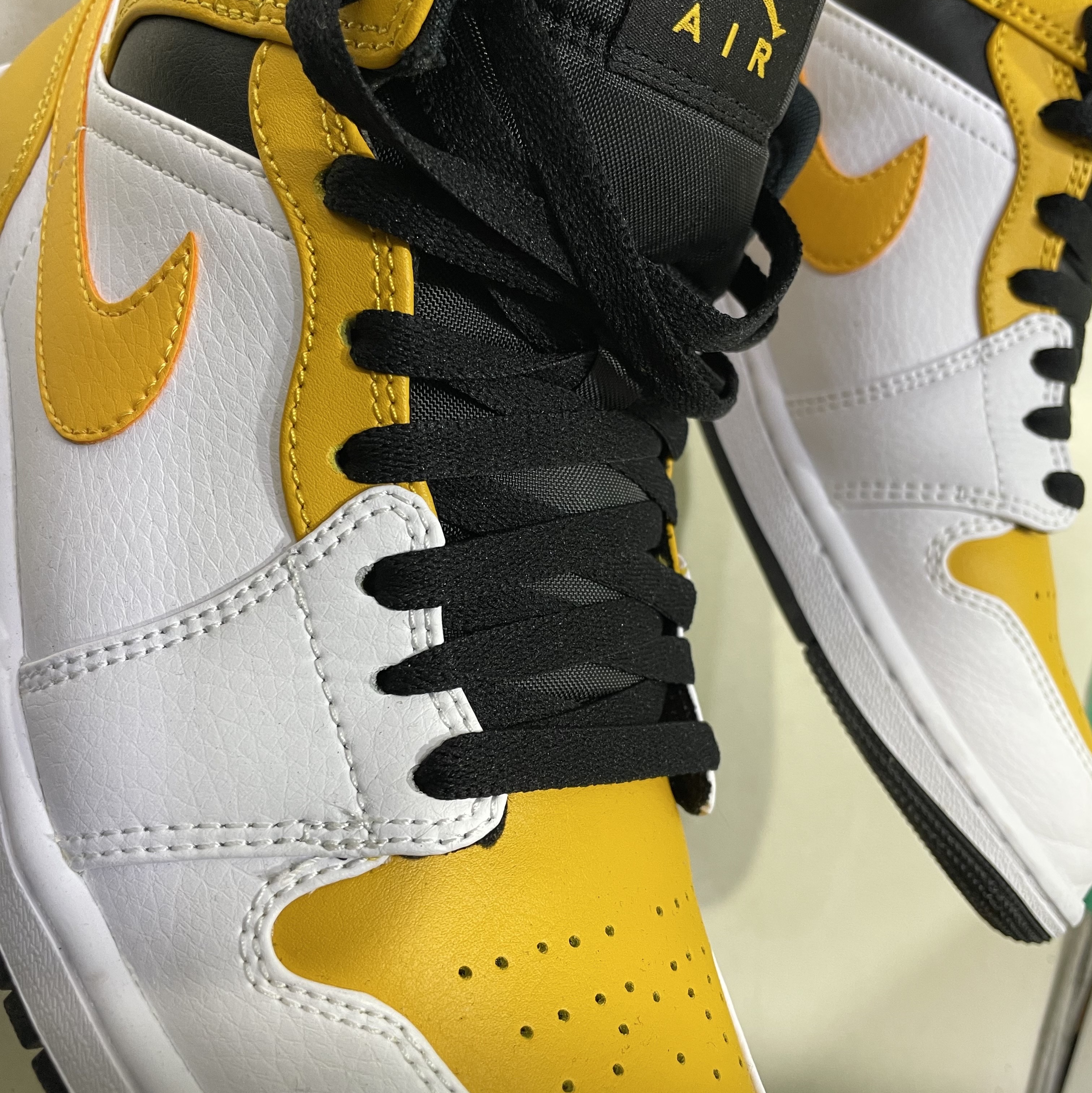 Jordan 1 Mid White University Gold 착용 스타일