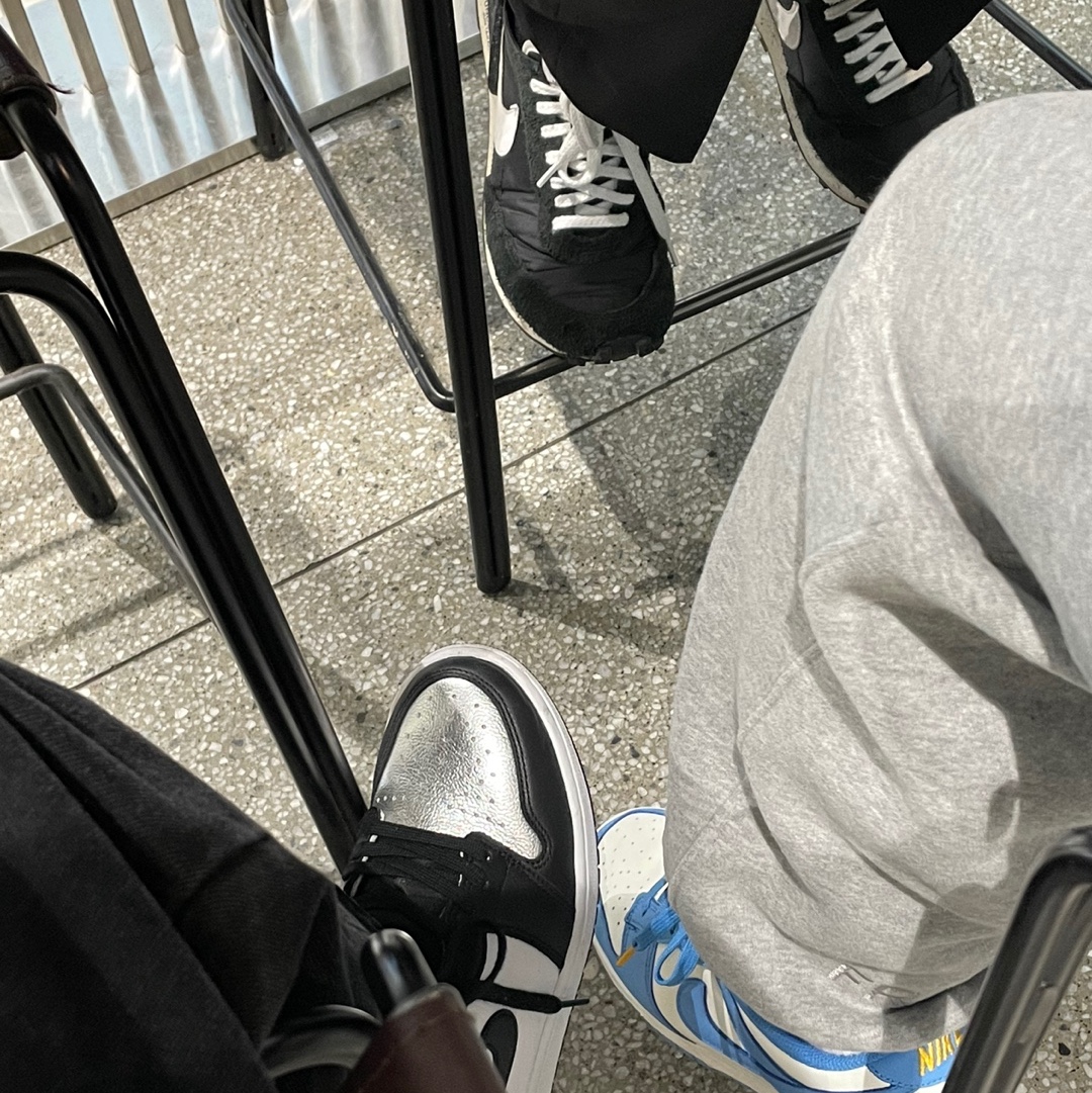 (W) Nike Dunk Low Coast, (W) Jordan 1 Retro High OG Silver Toe 착용 스타일