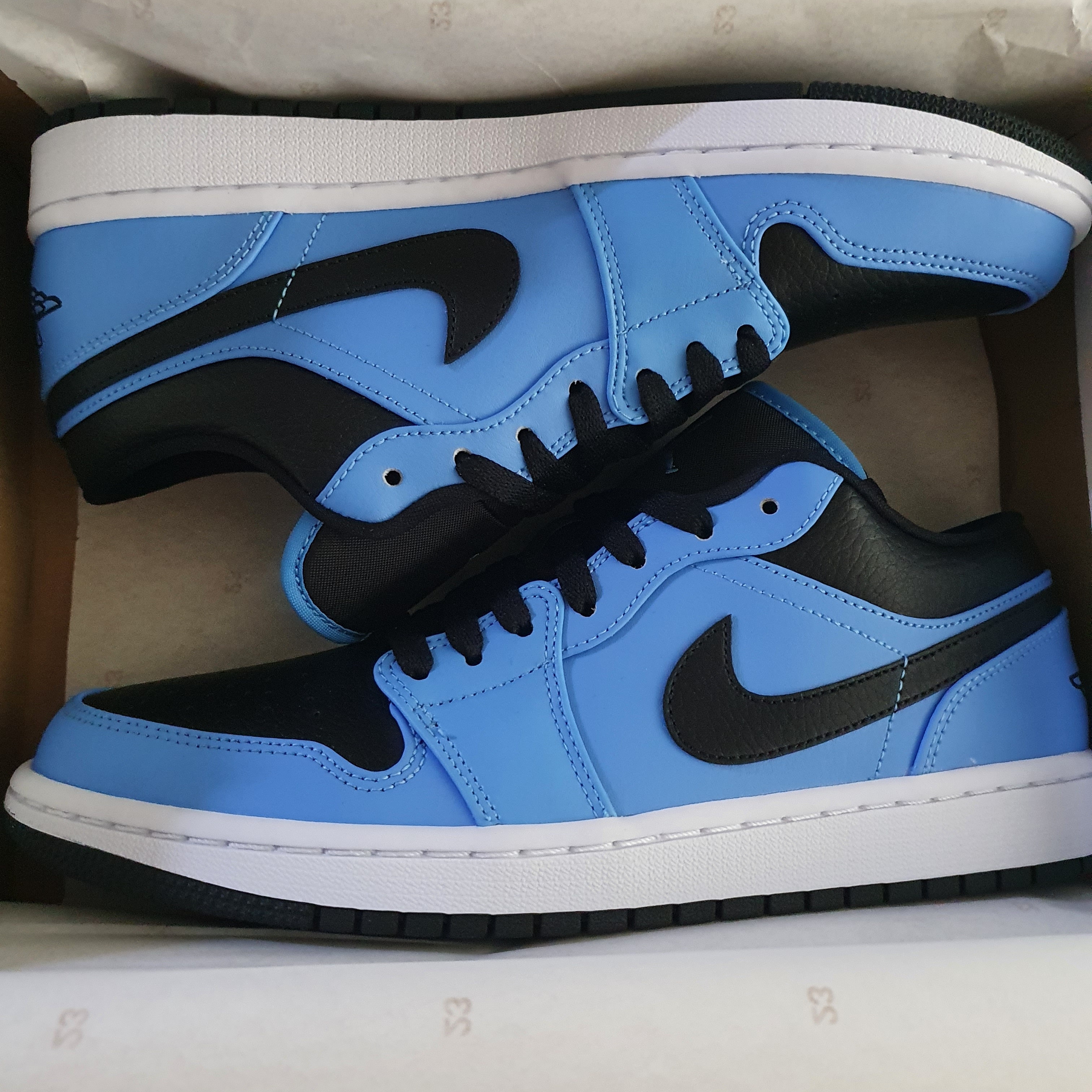 Jordan 1 Low University Blue Black 착용 스타일 - 1