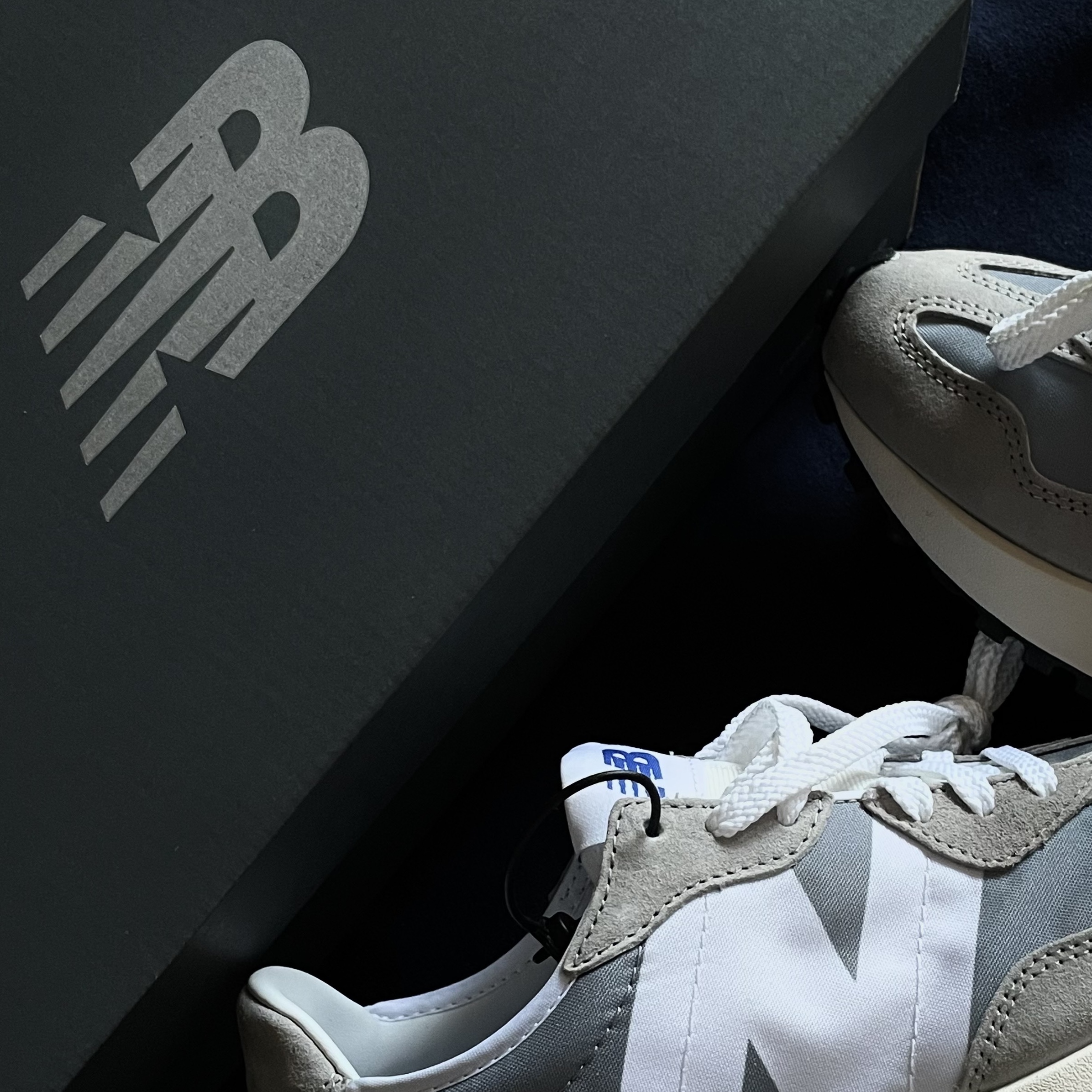 New Balance 327 Grey 착용 스타일 - 1