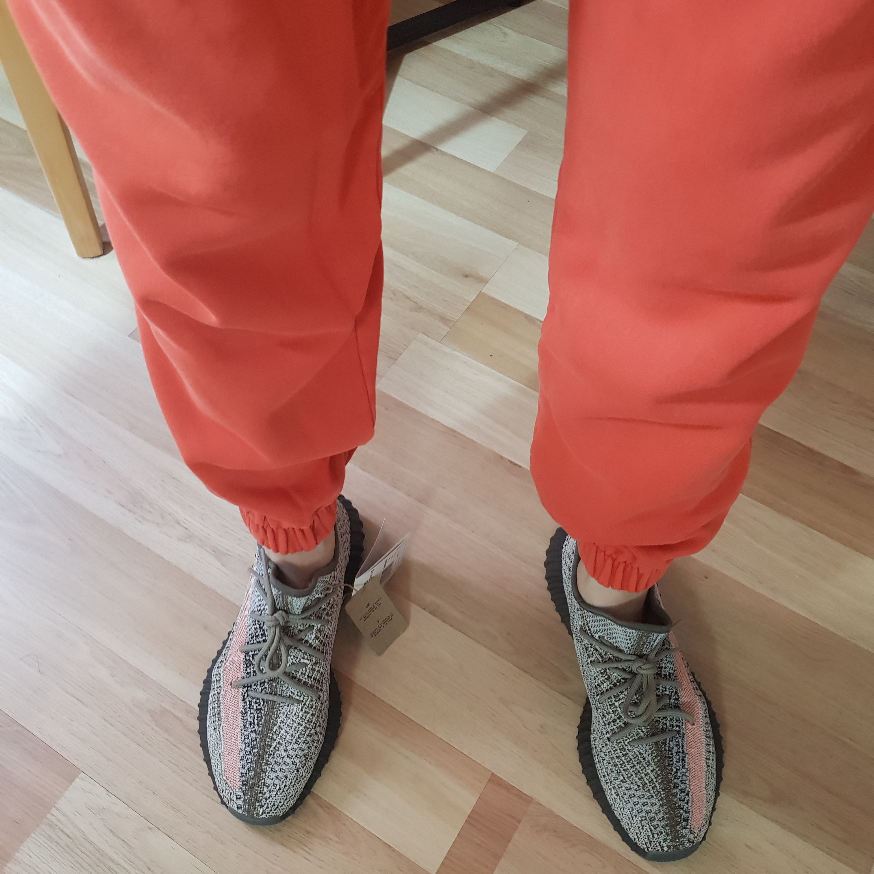 Adidas Yeezy Boost 350 V2 Ash Stone 착용 스타일 - 4