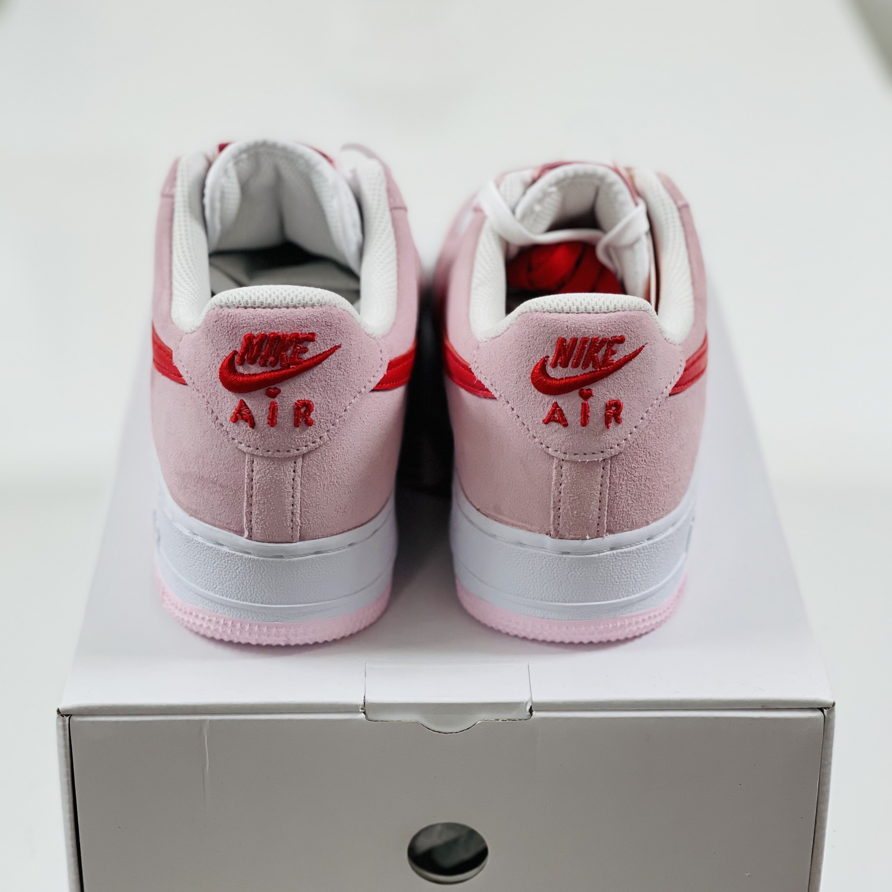 Nike Air Force 1 '07 QS Valentine's Day 착용 스타일 - 4