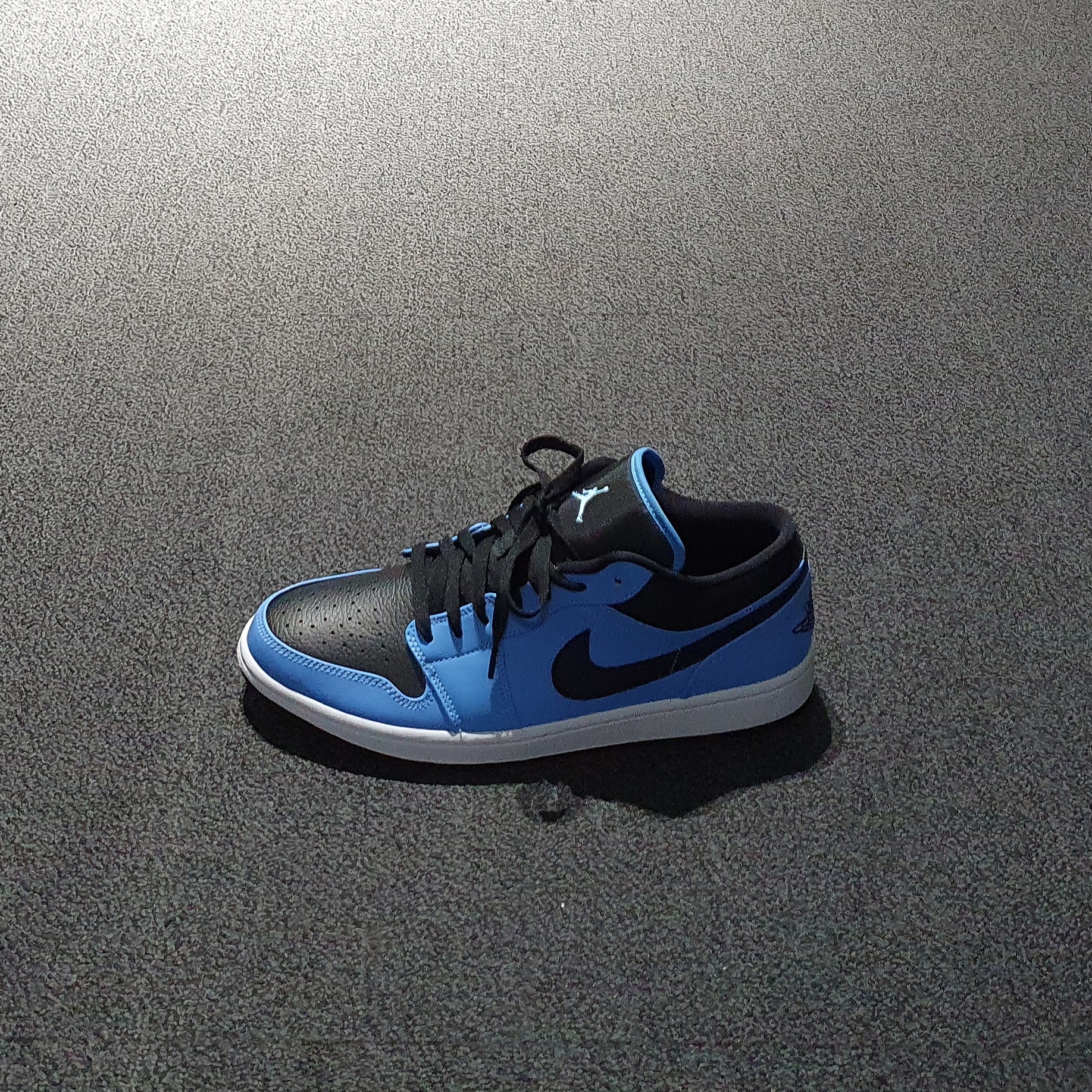 Jordan 1 Low University Blue Black 착용 스타일 - 1