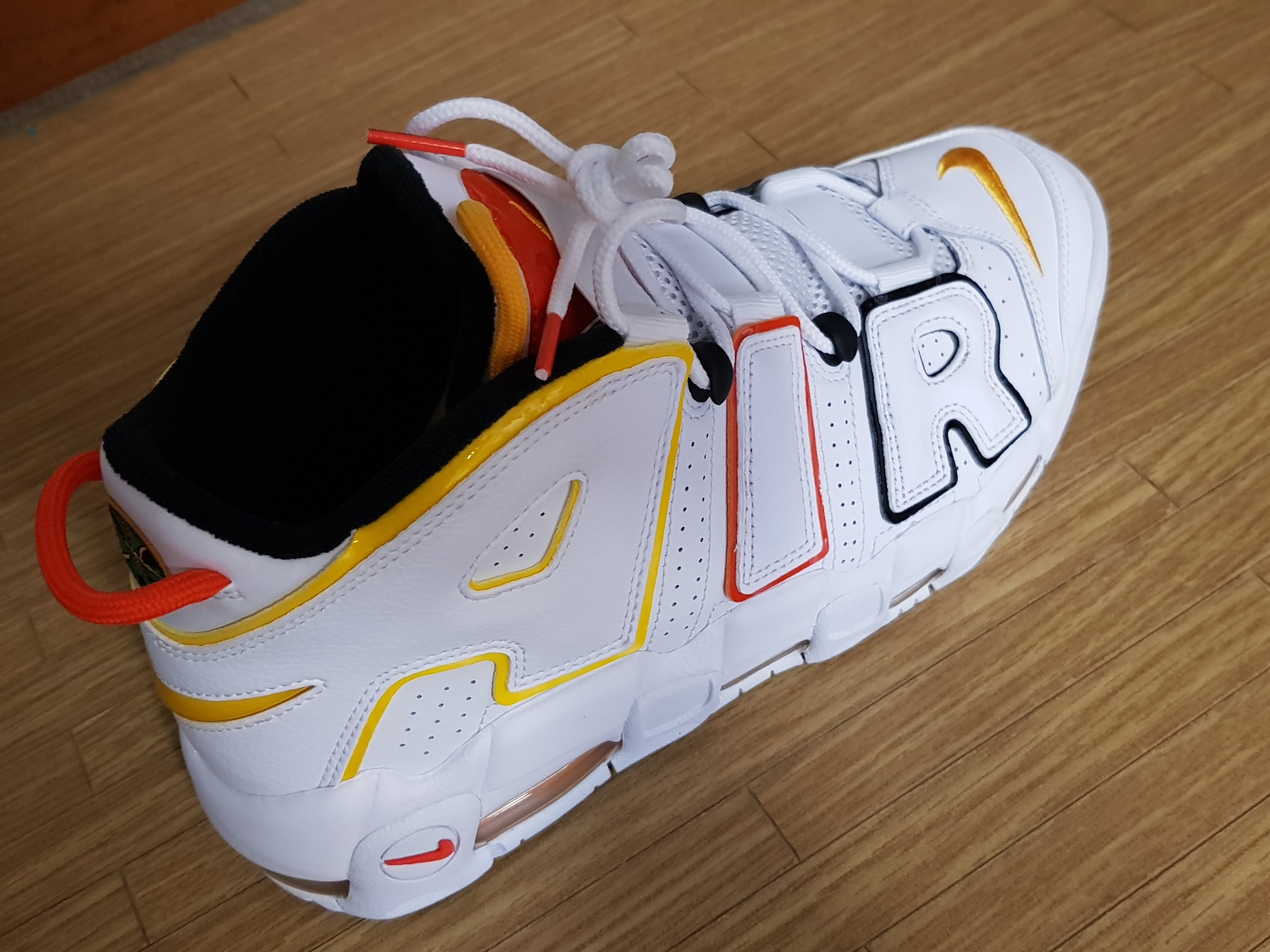Nike Air More Uptempo Rayguns 착용 스타일 - 2
