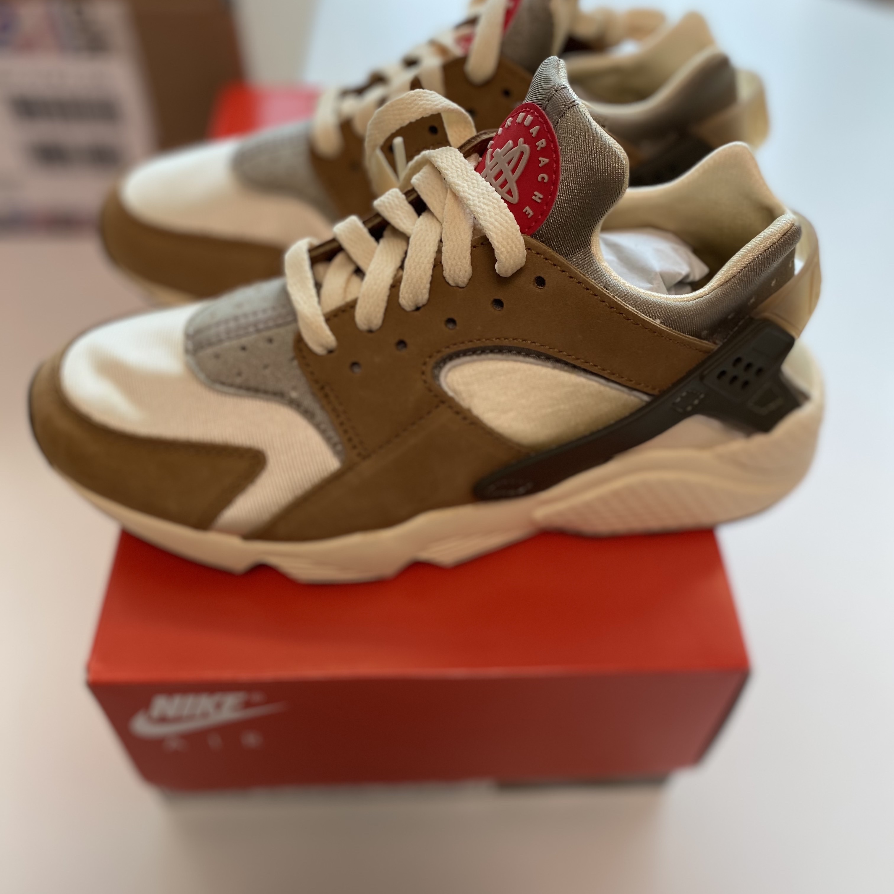 Nike x Stussy Air Huarache LE Desert Oak 착용 스타일 - 2