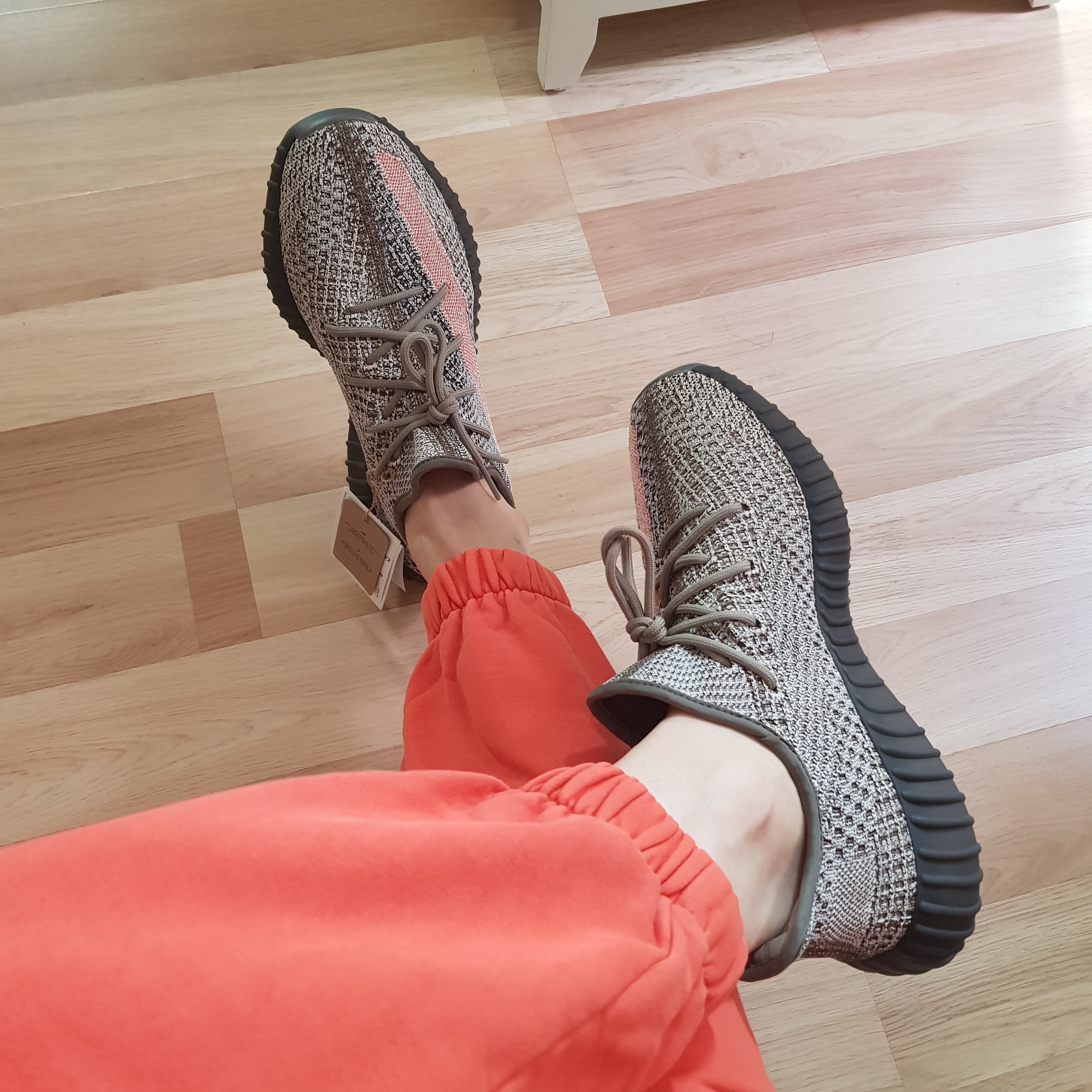 Adidas Yeezy Boost 350 V2 Ash Stone 착용 스타일 - 3