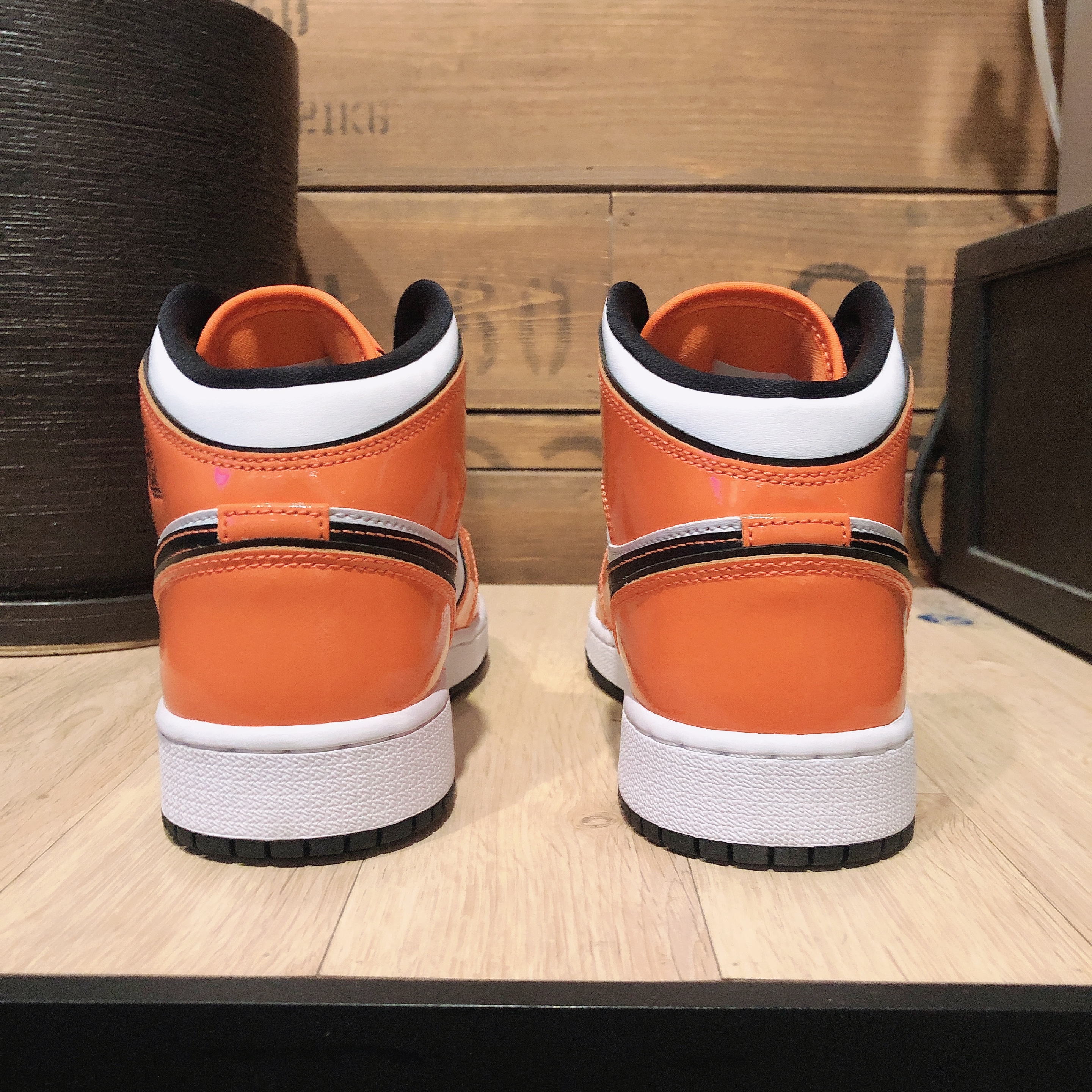 (GS) Jordan 1 Mid SE Turf Orange 착용 스타일 - 4
