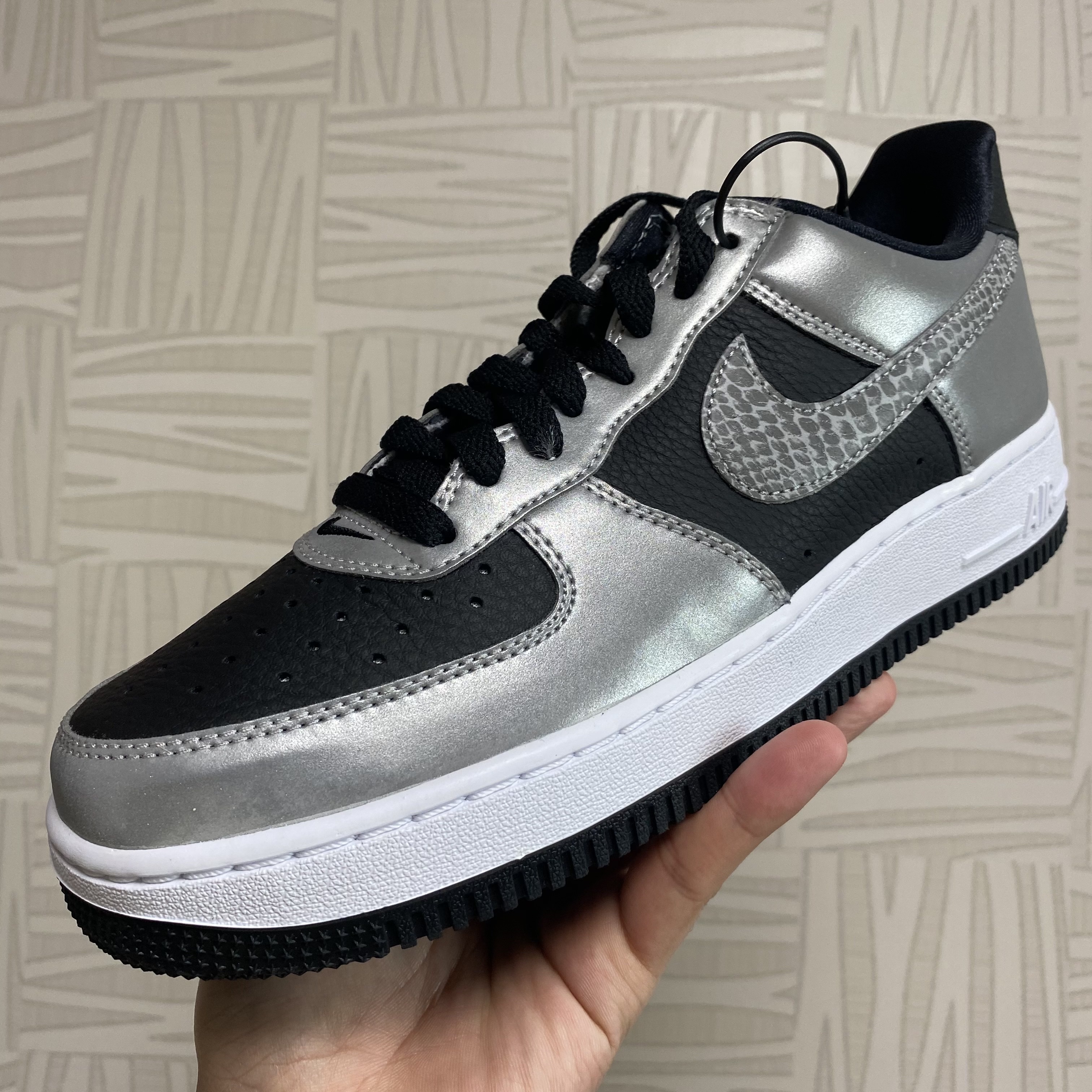 Nike Air Force 1 B Silver Snake 착용 스타일 - 2