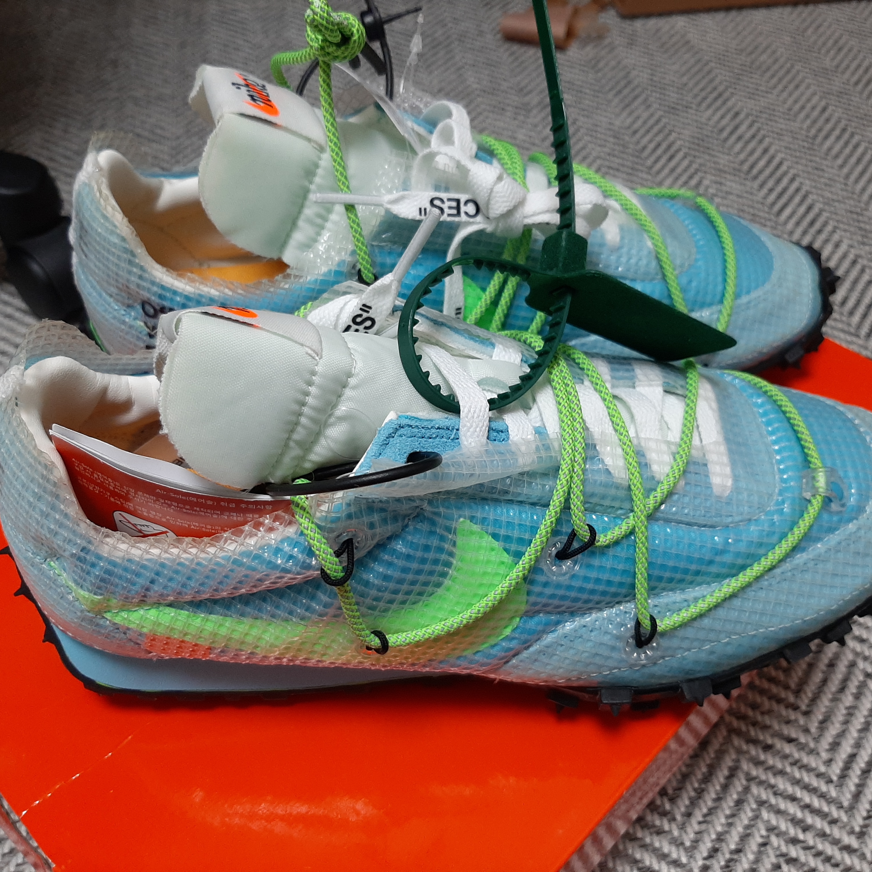 (W) Nike x Off-White Waffle Racer Vivid Sky 착용 스타일 - 2