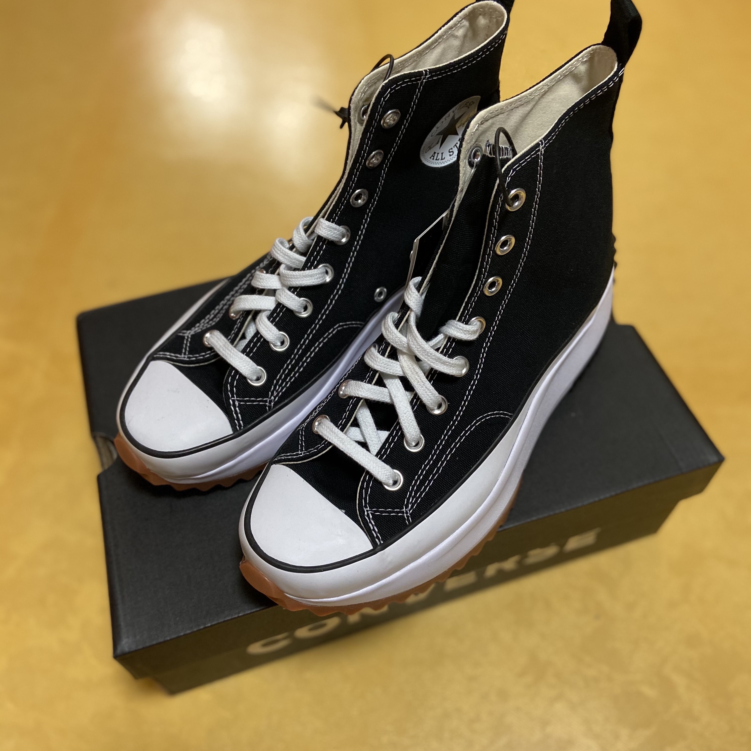 Converse Run Star Hike Hi Black White Gum 착용 스타일 - 3