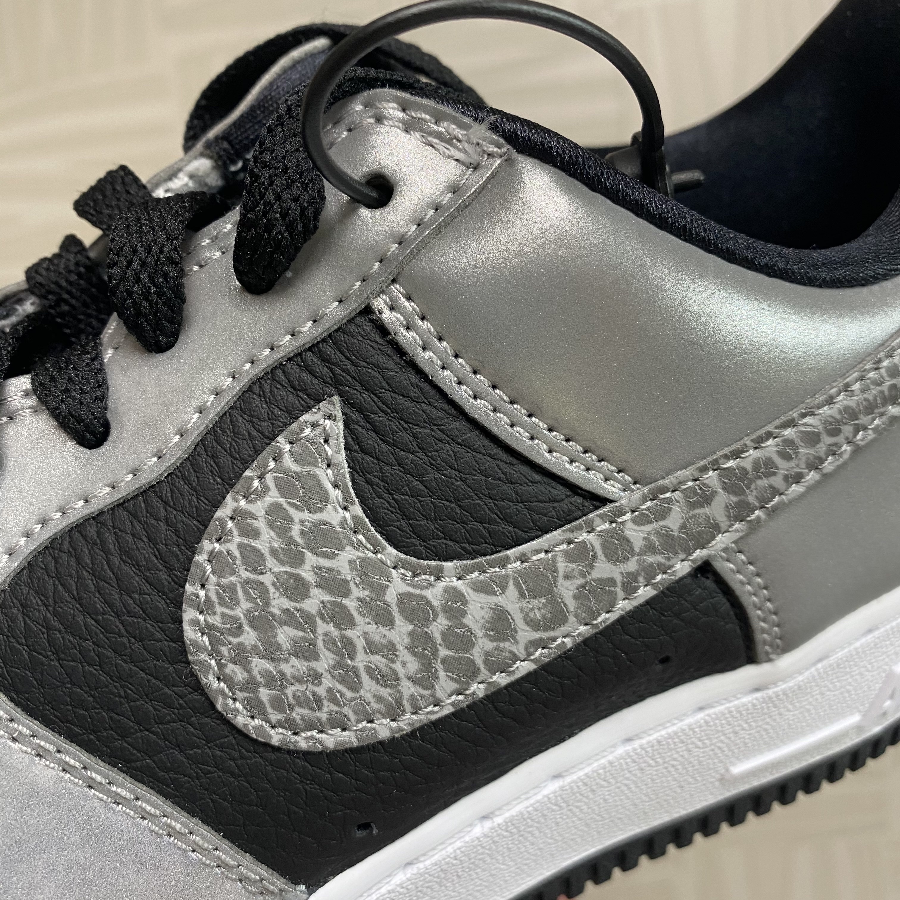 Nike Air Force 1 B Silver Snake 착용 스타일 - 3