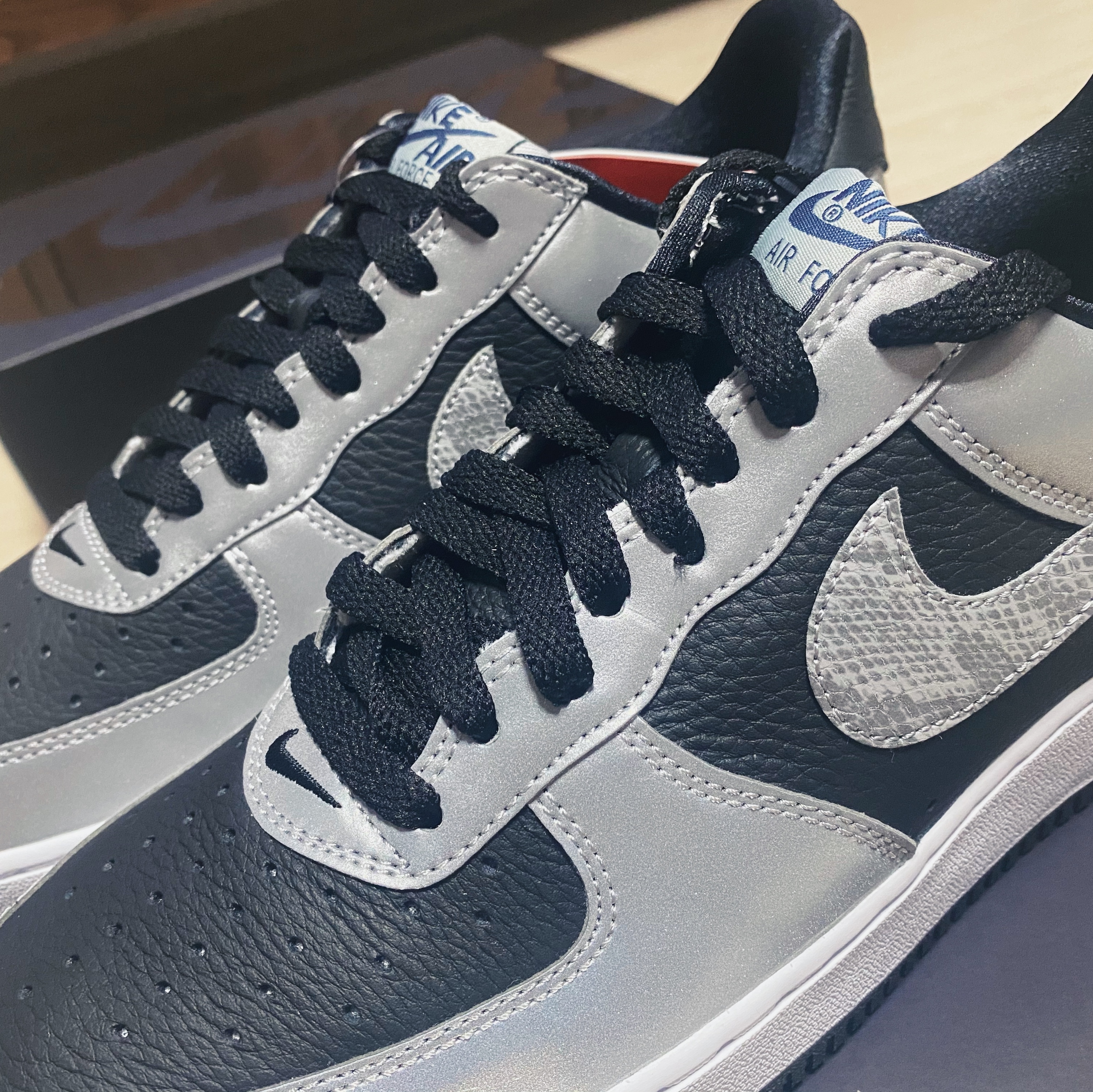 Nike Air Force 1 B Silver Snake 착용 스타일 - 2