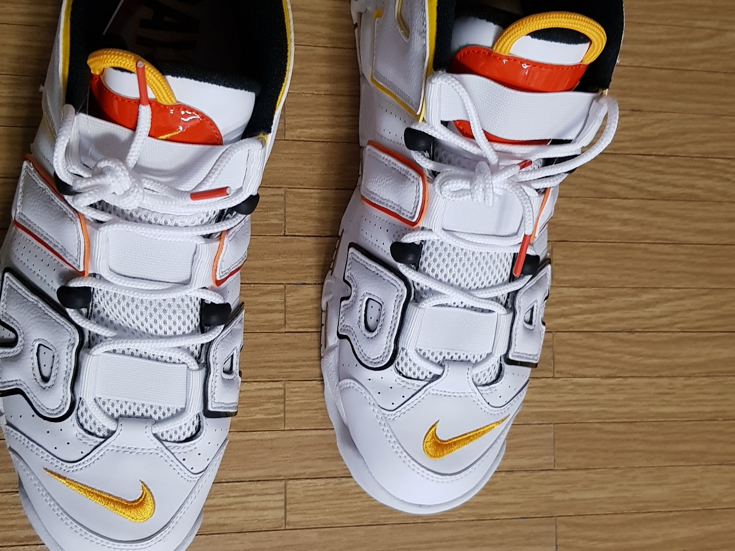 Nike Air More Uptempo Rayguns 착용 스타일 - 4