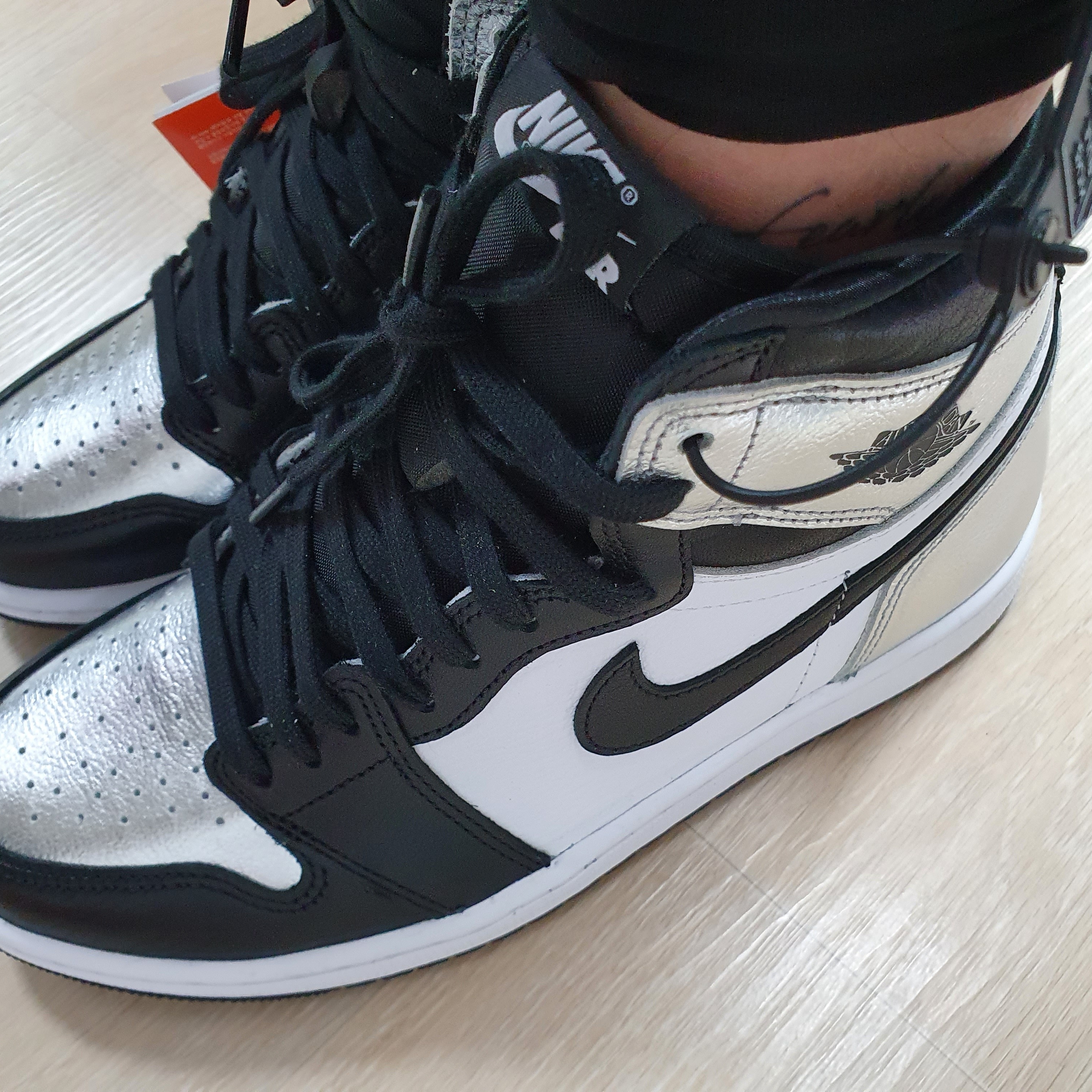 (W) Jordan 1 Retro High OG Silver Toe 착용 스타일 - 1