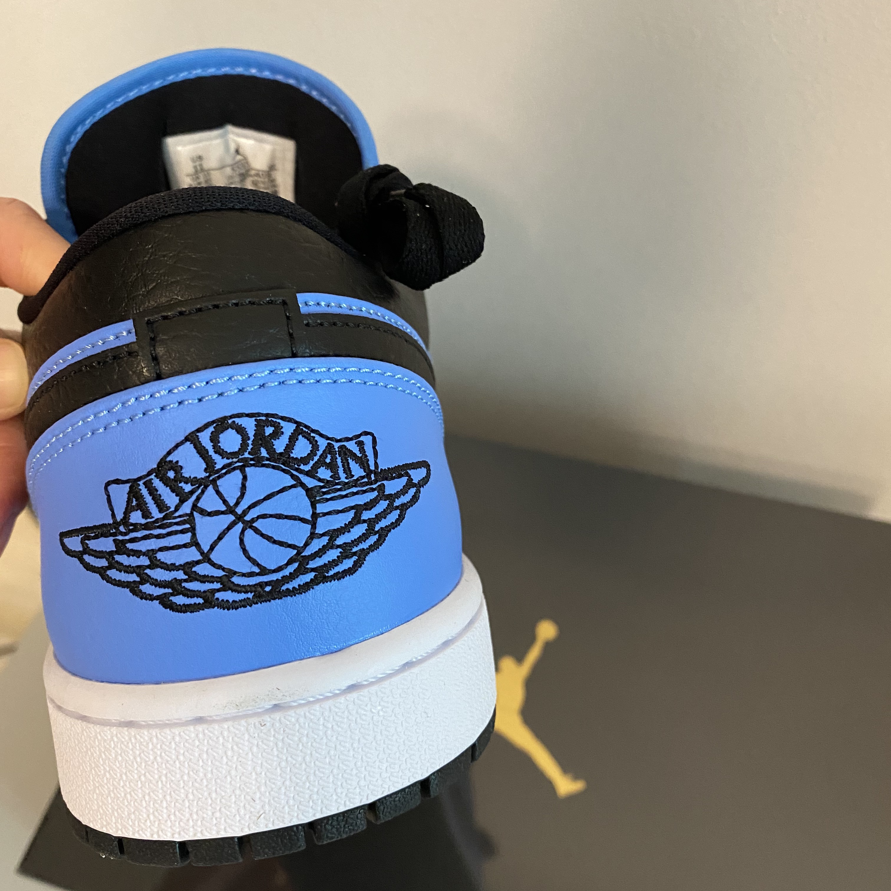Jordan 1 Low University Blue Black 착용 스타일