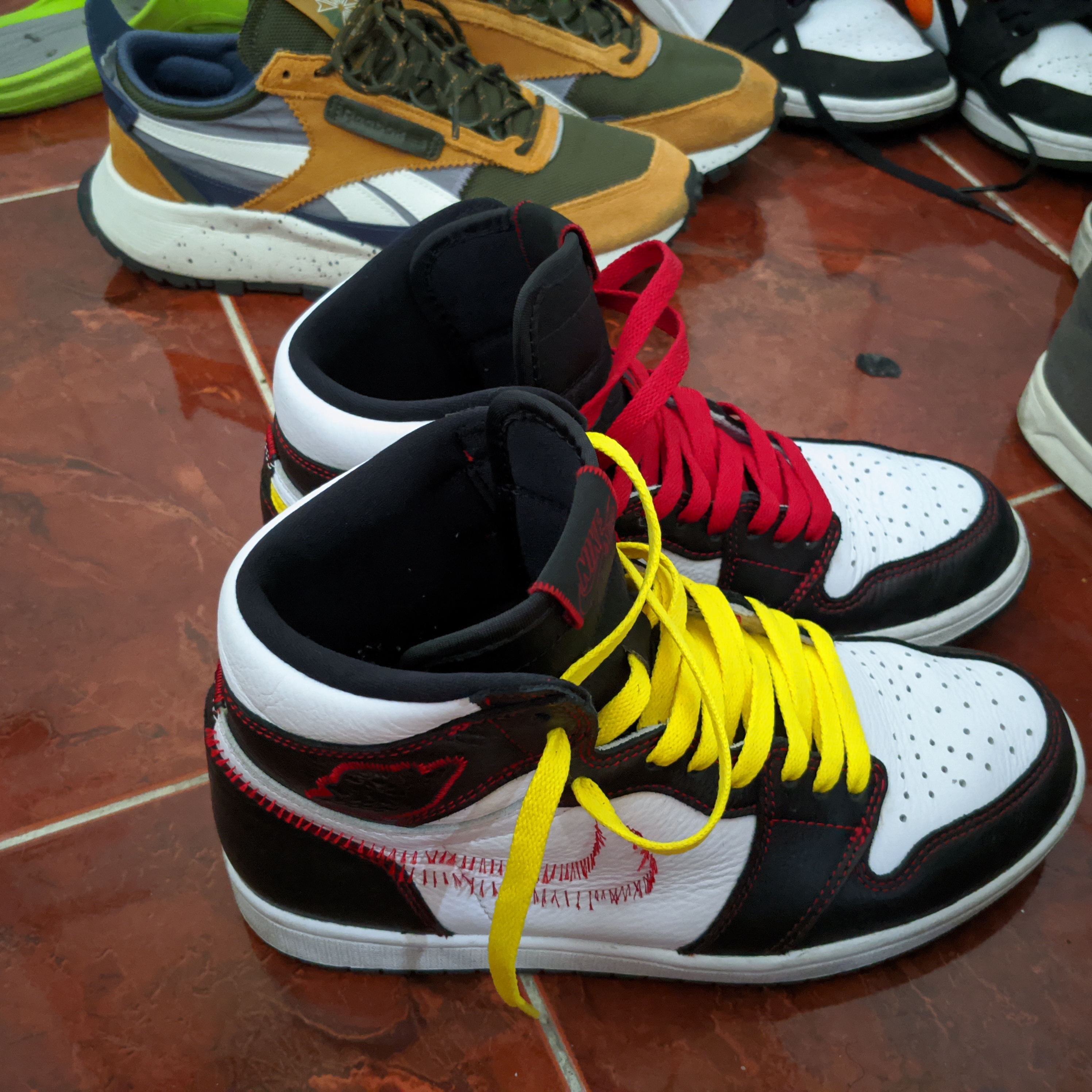 Jordan 1 Retro High Defiant White Black Gym Red 착용 스타일