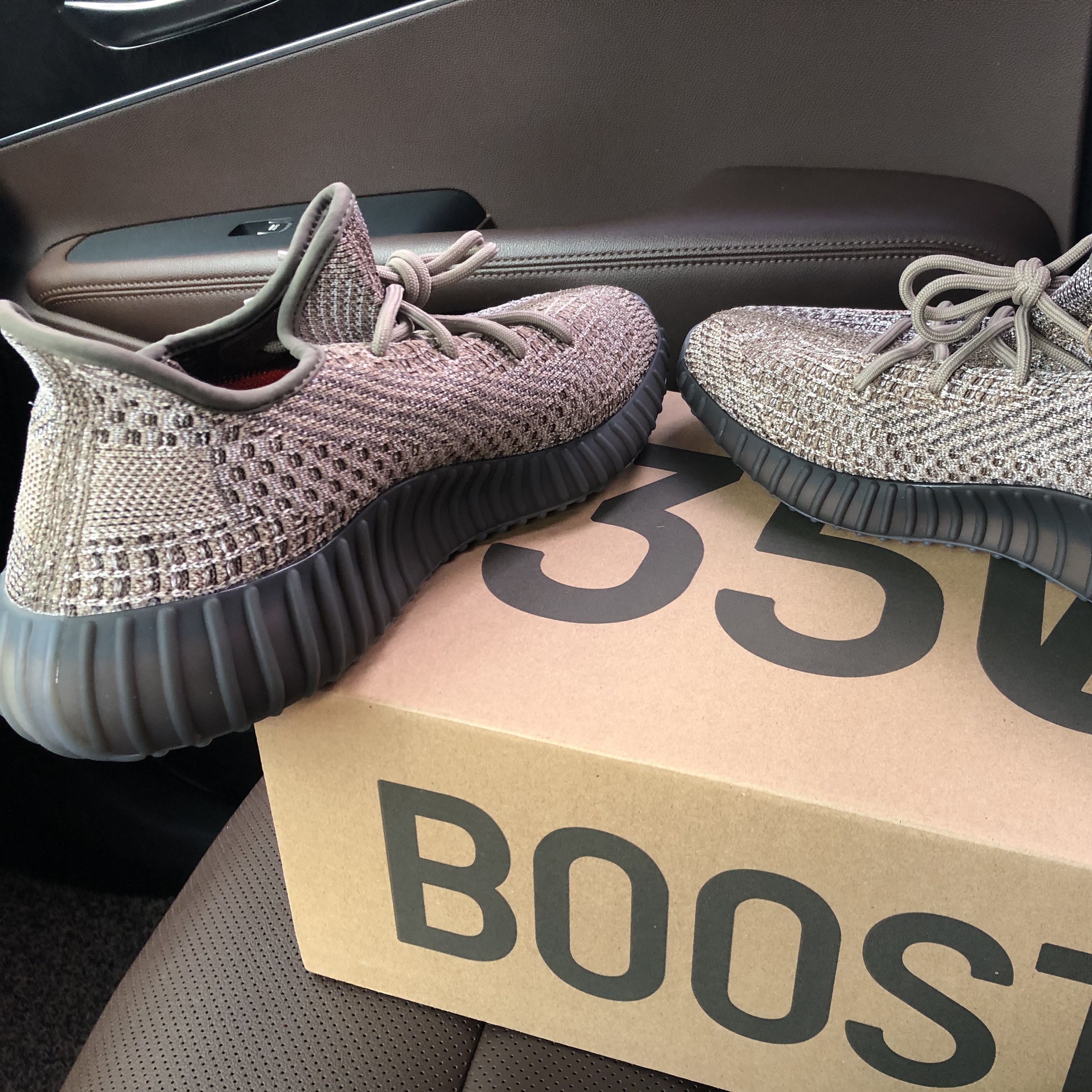 Adidas Yeezy Boost 350 V2 Ash Stone 착용 스타일 - 4