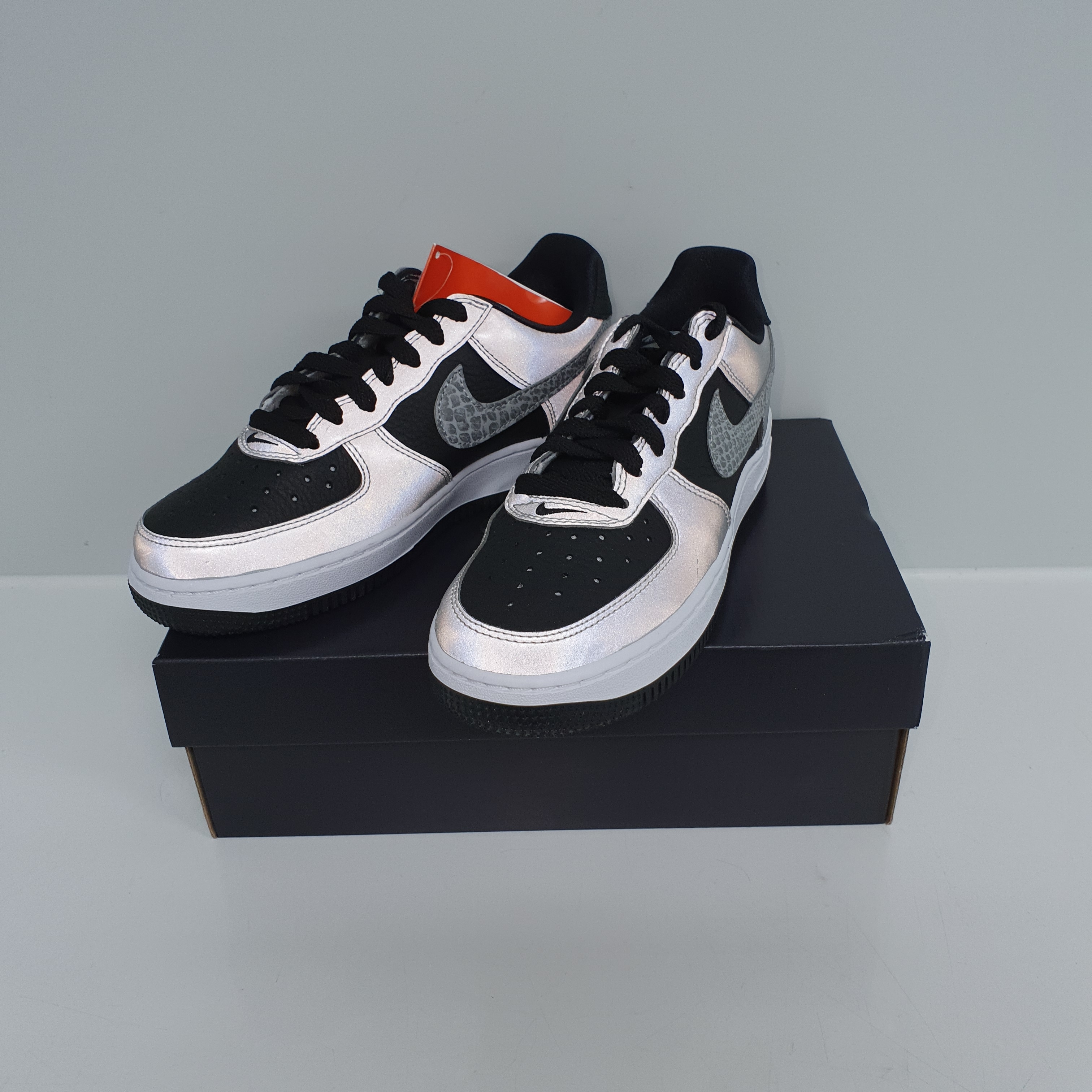 Nike Air Force 1 B Silver Snake 착용 스타일 - 3