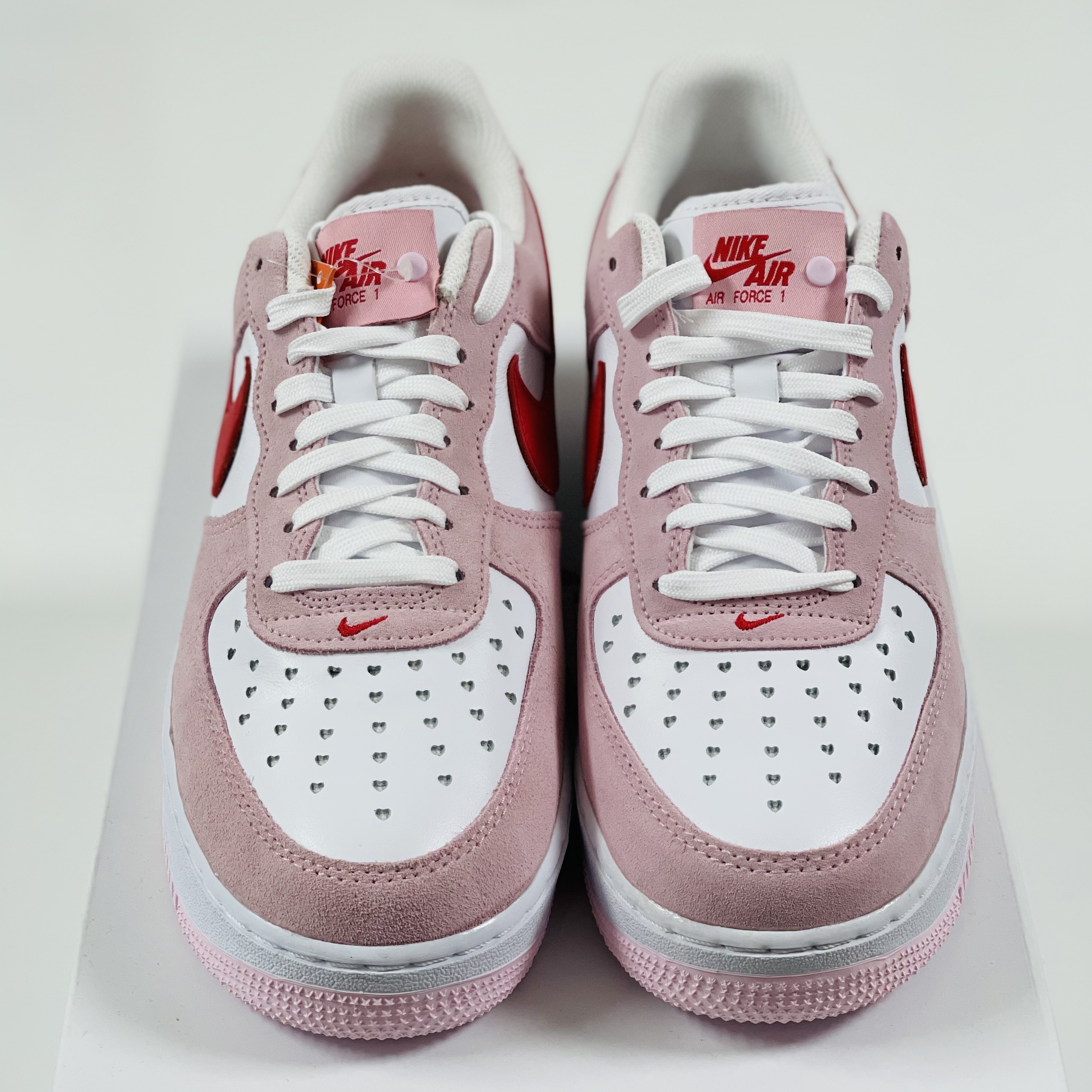 Nike Air Force 1 '07 QS Valentine's Day 착용 스타일 - 3
