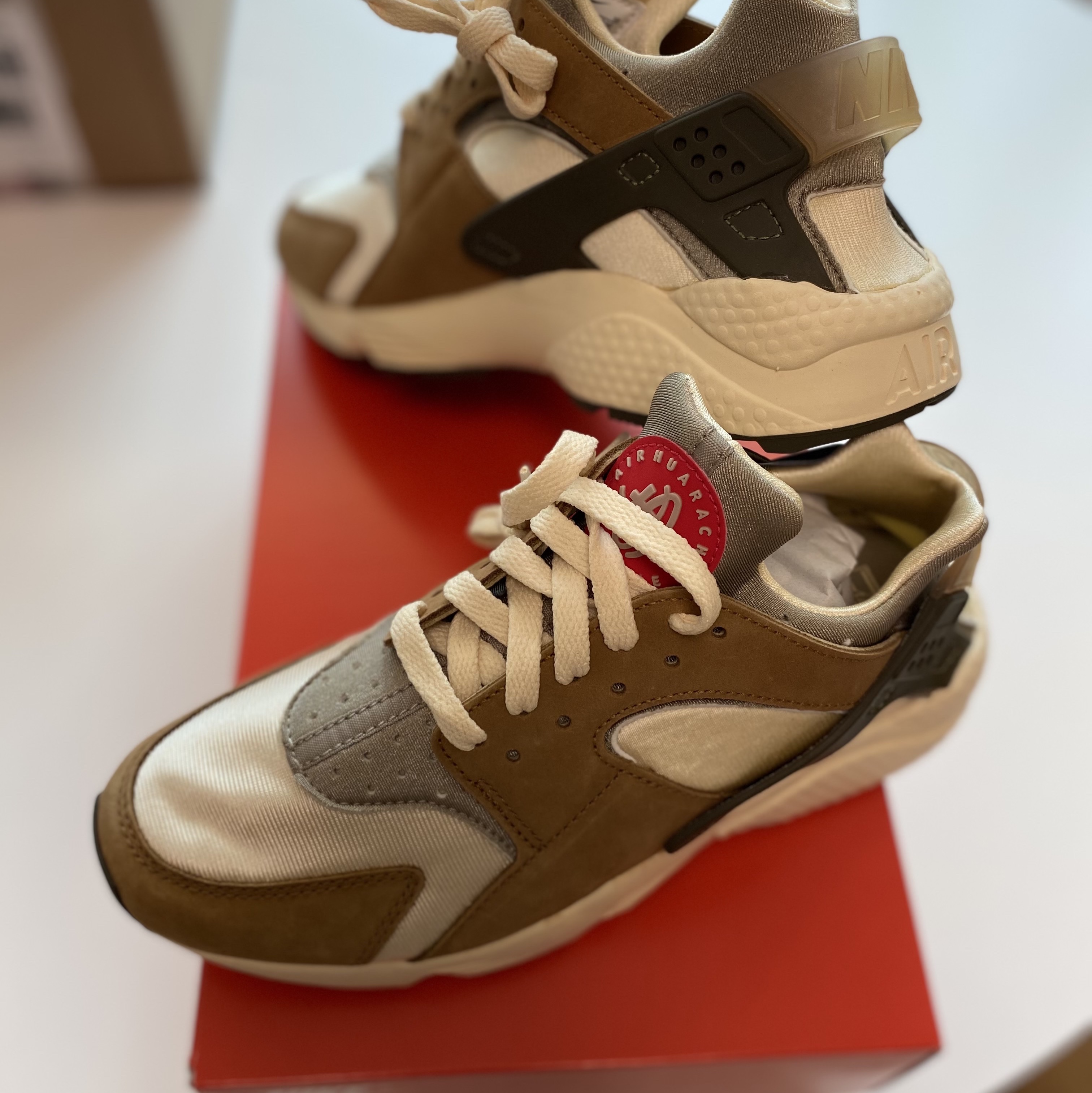 Nike x Stussy Air Huarache LE Desert Oak 착용 스타일 - 1