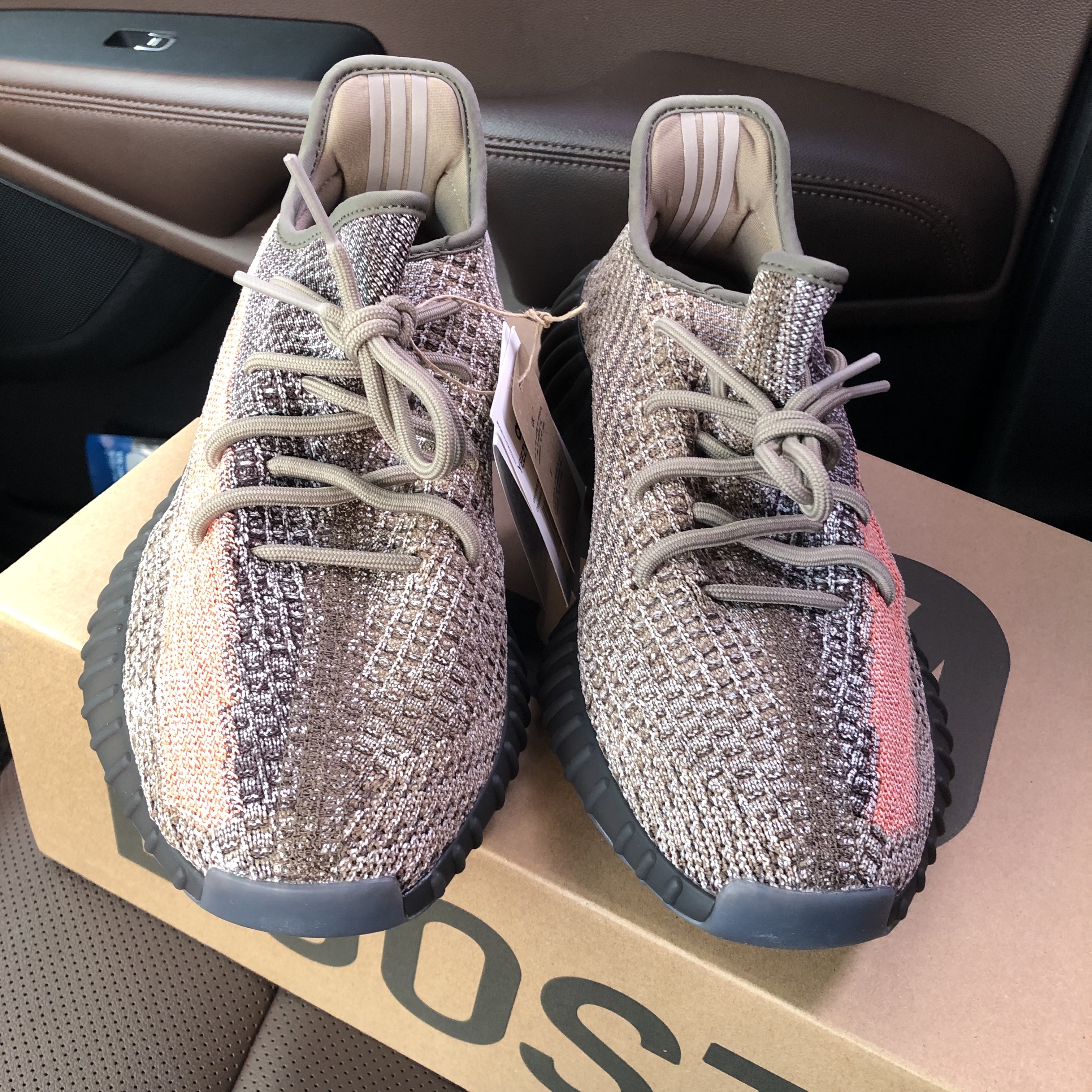 Adidas Yeezy Boost 350 V2 Ash Stone 착용 스타일 - 1