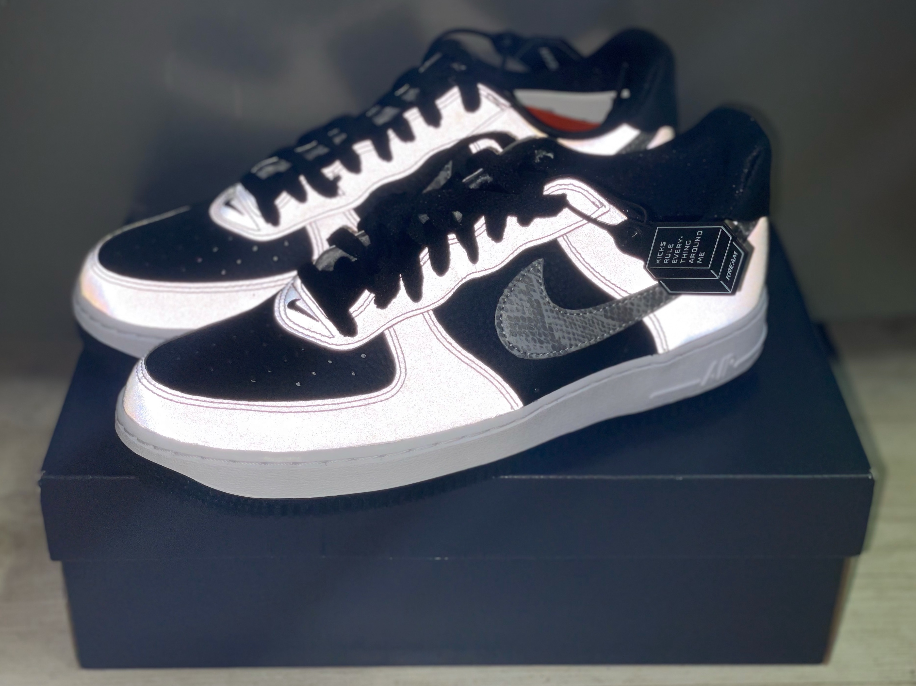 Nike Air Force 1 B Silver Snake 착용 스타일 - 1