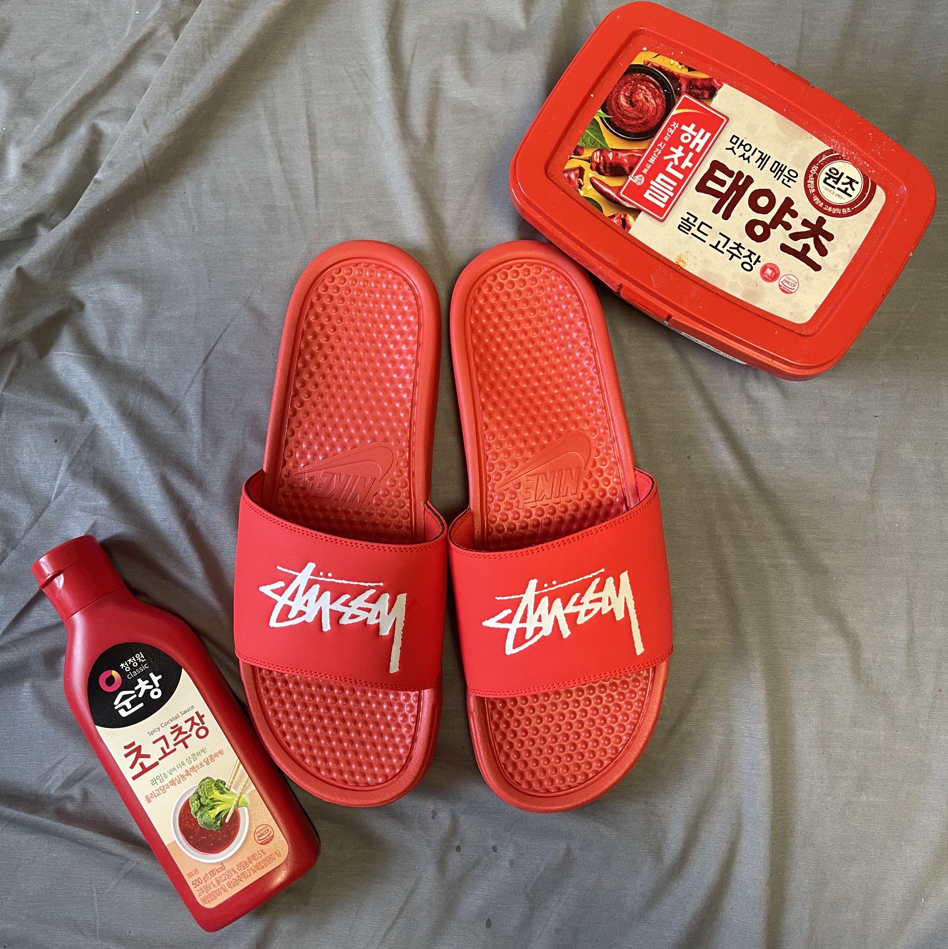 Nike x Stussy Benassi Slide Habanero Red 착용 스타일