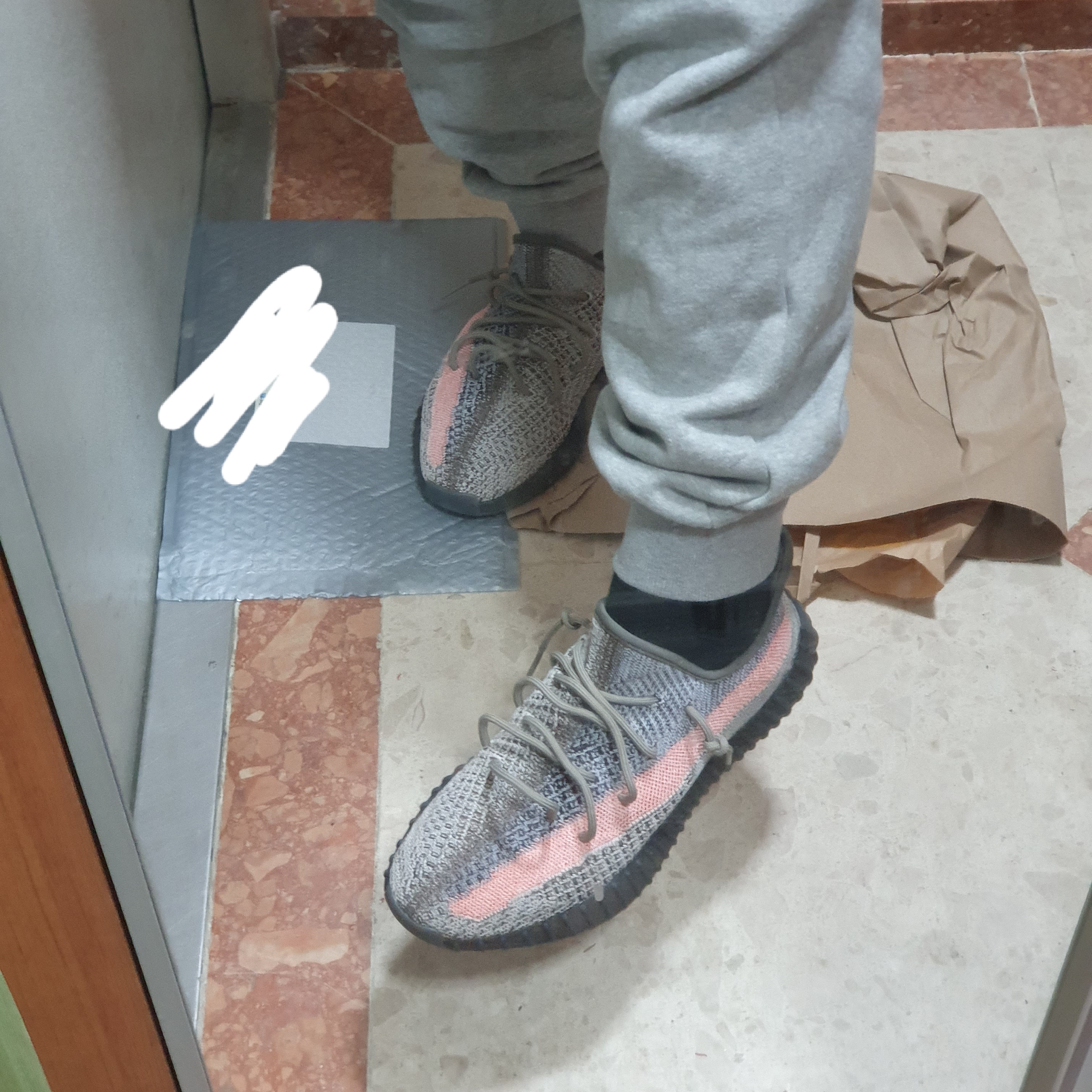 Adidas Yeezy Boost 350 V2 Ash Stone 착용 스타일