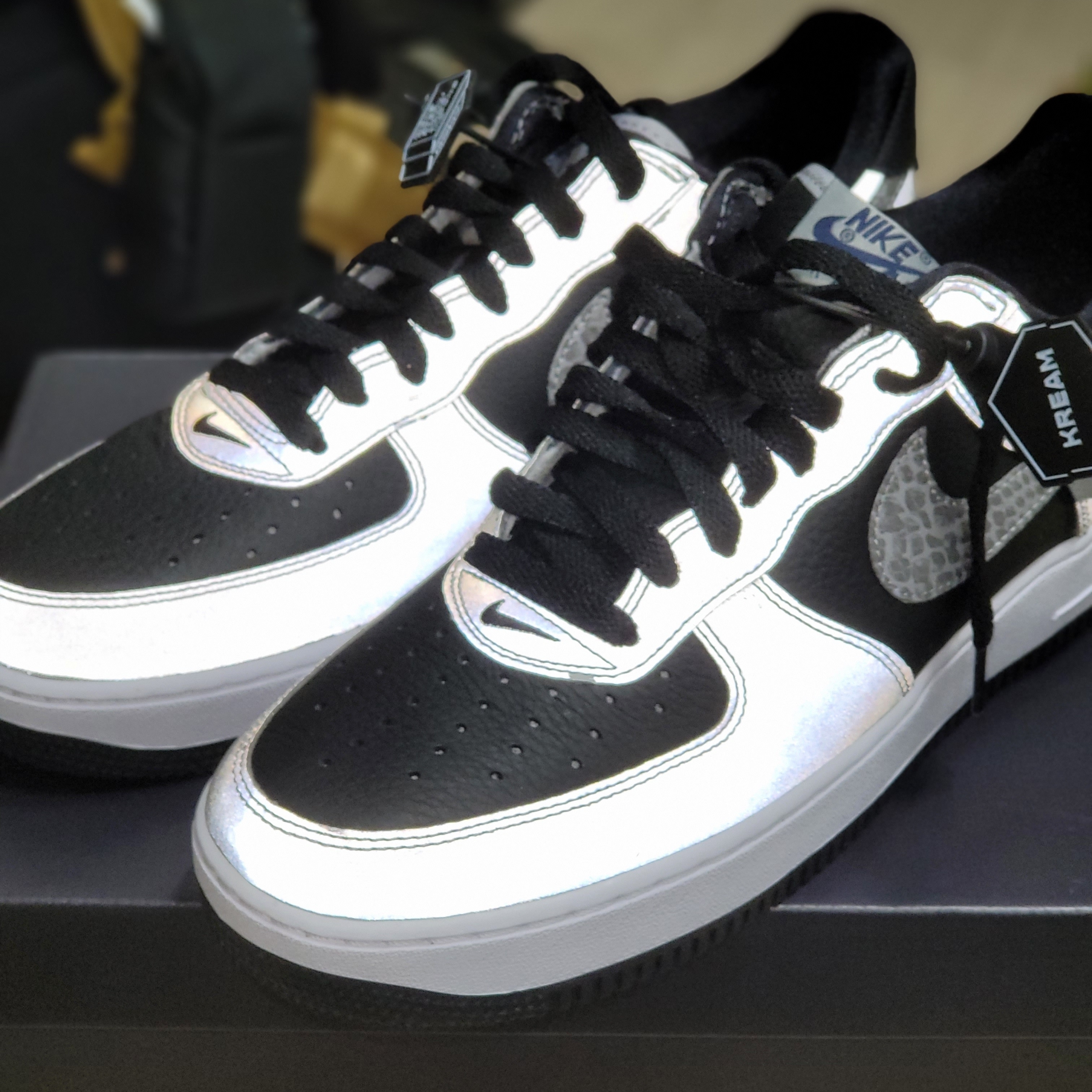Nike Air Force 1 B Silver Snake 착용 스타일 - 2