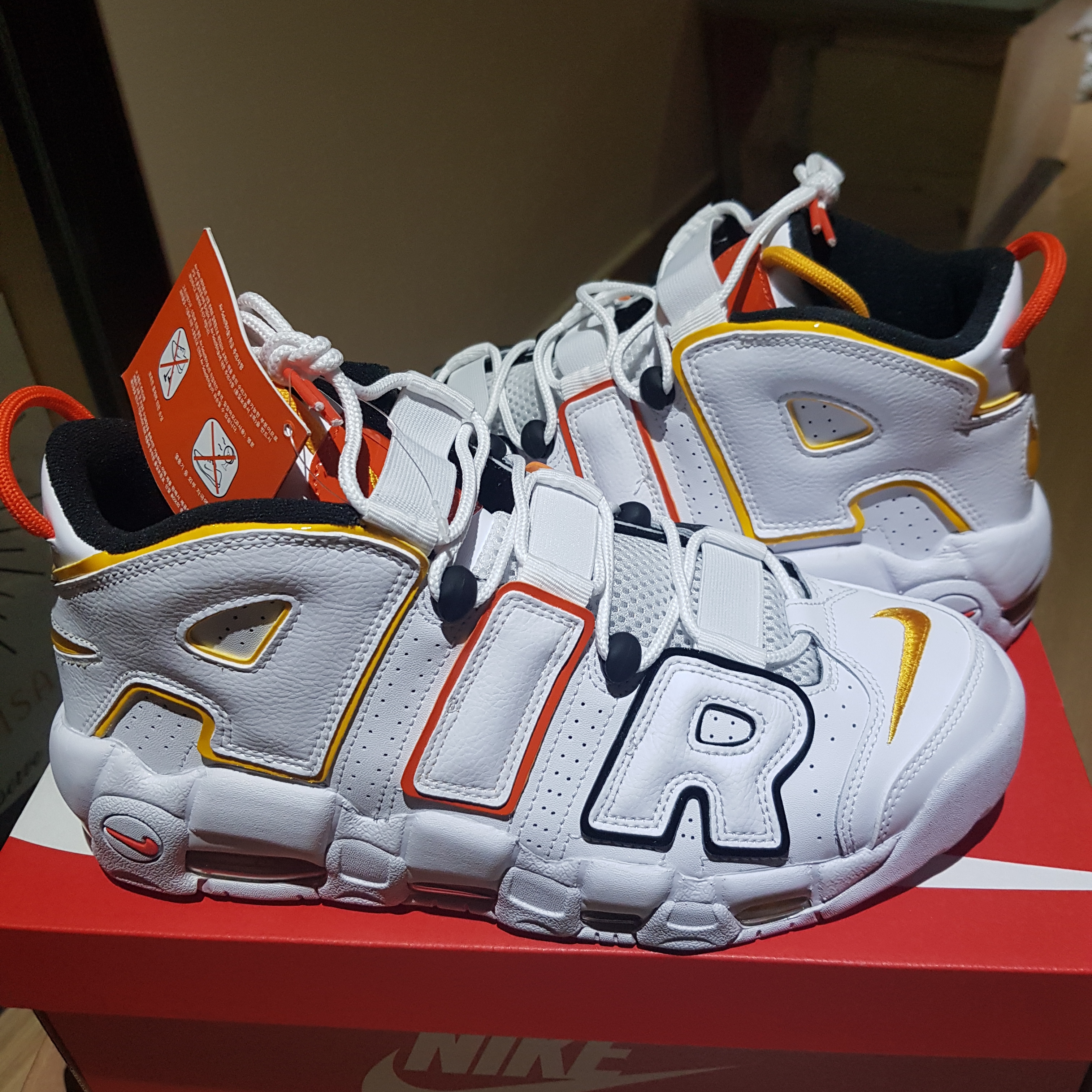 Nike Air More Uptempo Rayguns 착용 스타일