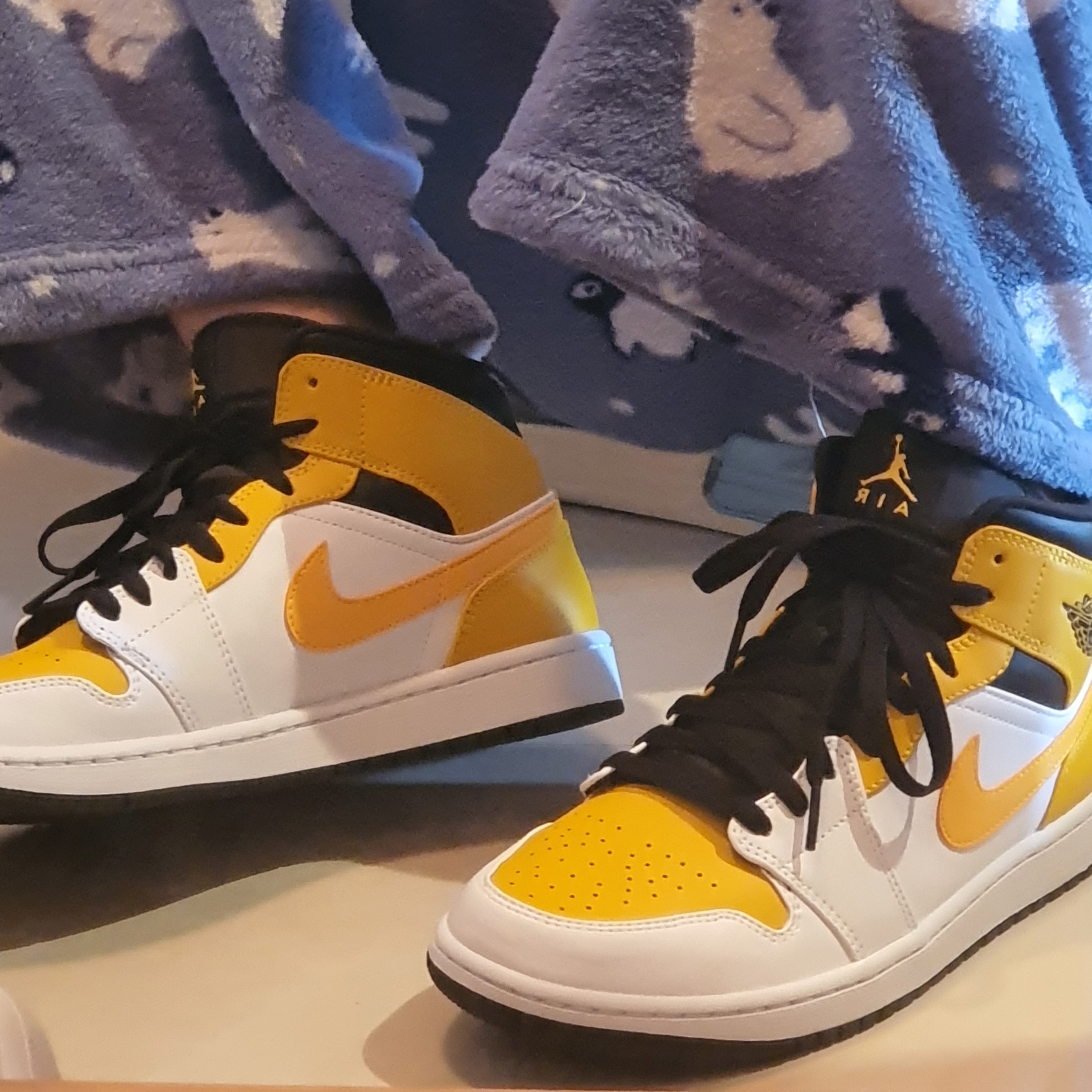 Jordan 1 Mid White University Gold 착용 스타일