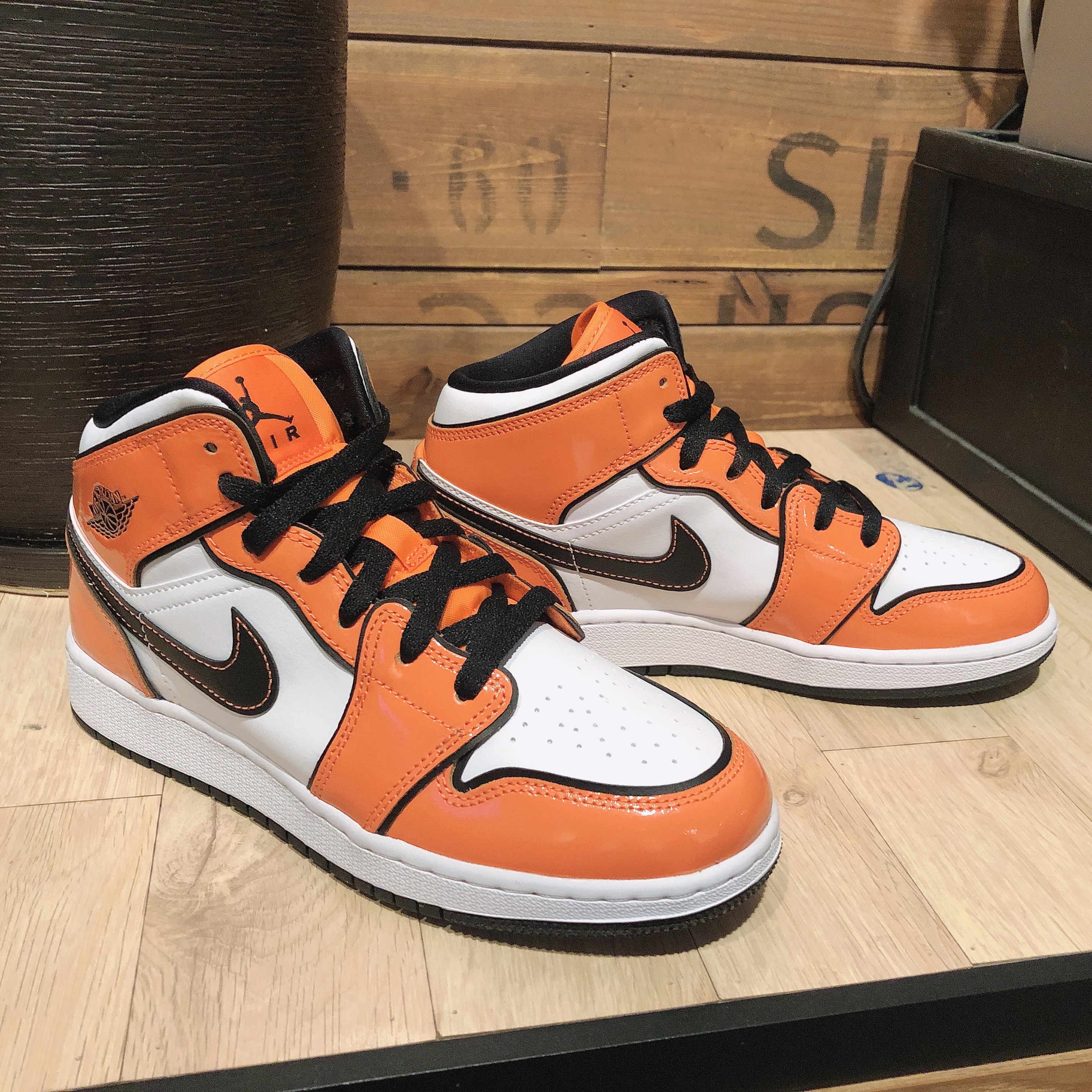 (GS) Jordan 1 Mid SE Turf Orange 착용 스타일 - 2