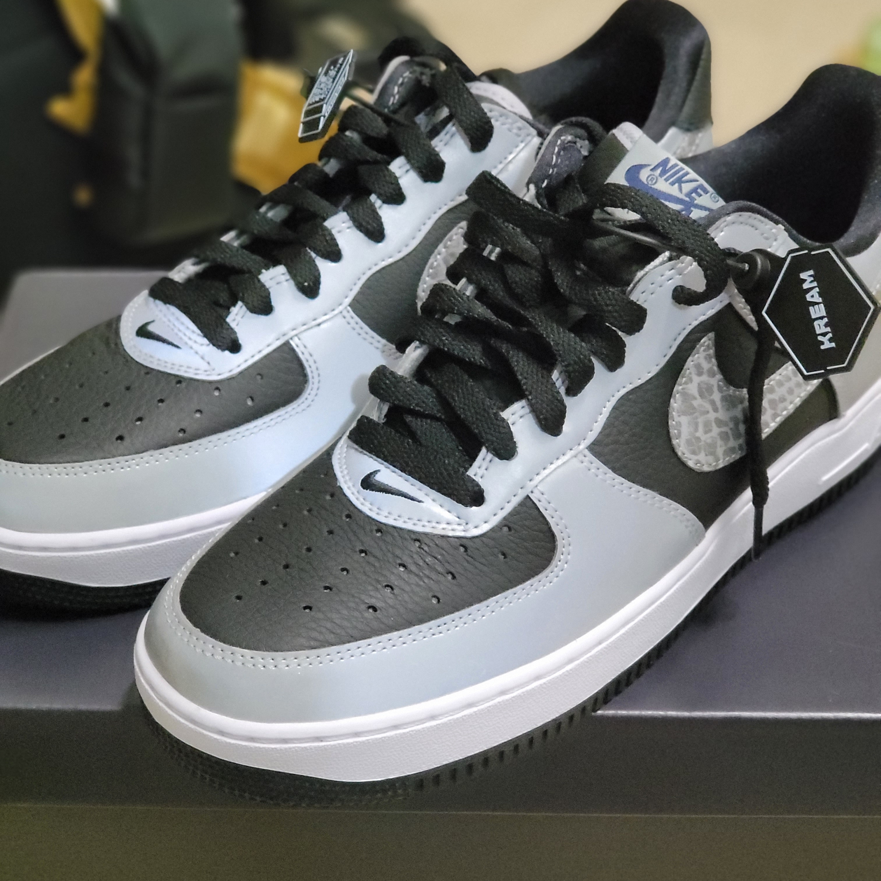 Nike Air Force 1 B Silver Snake 착용 스타일 - 1