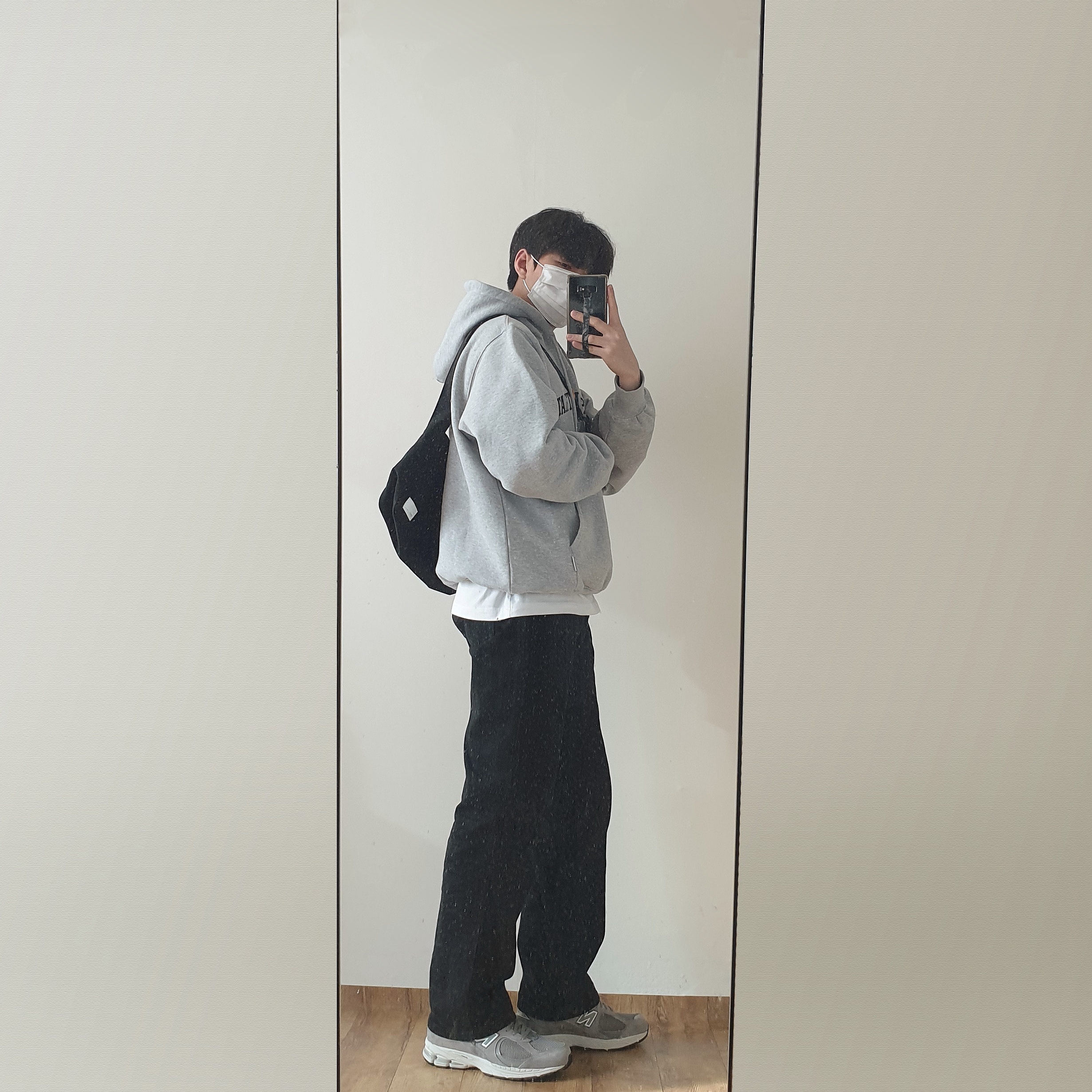 New Balance 2002R Grey 착용 스타일
