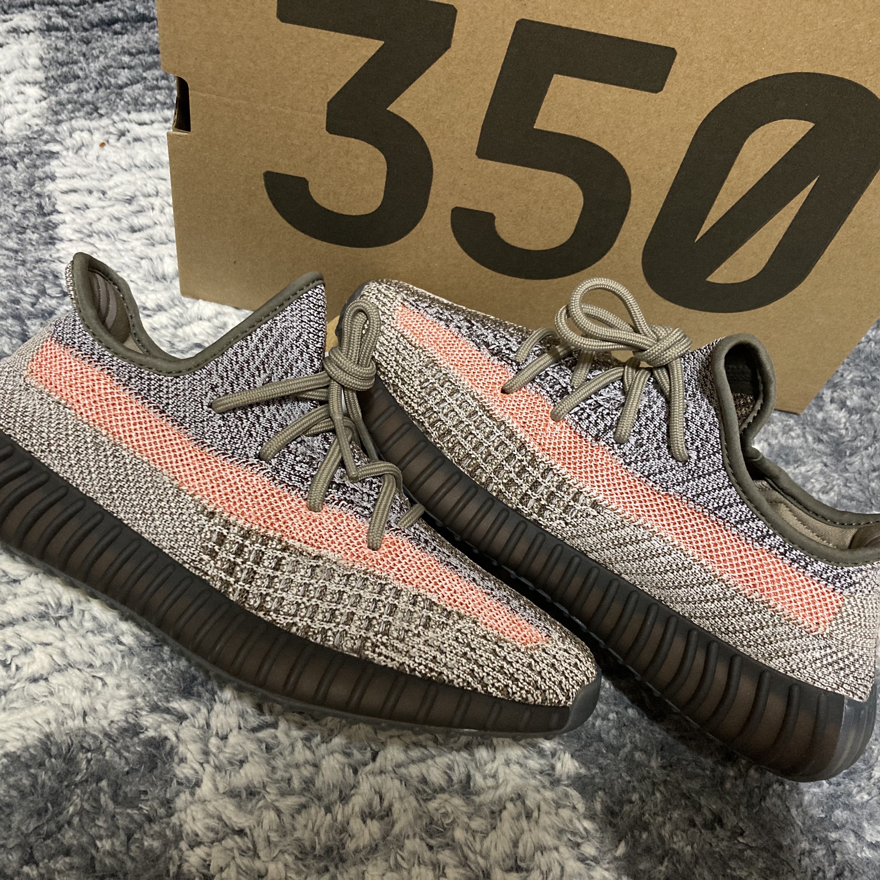 Adidas Yeezy Boost 350 V2 Ash Stone 착용 스타일 - 1
