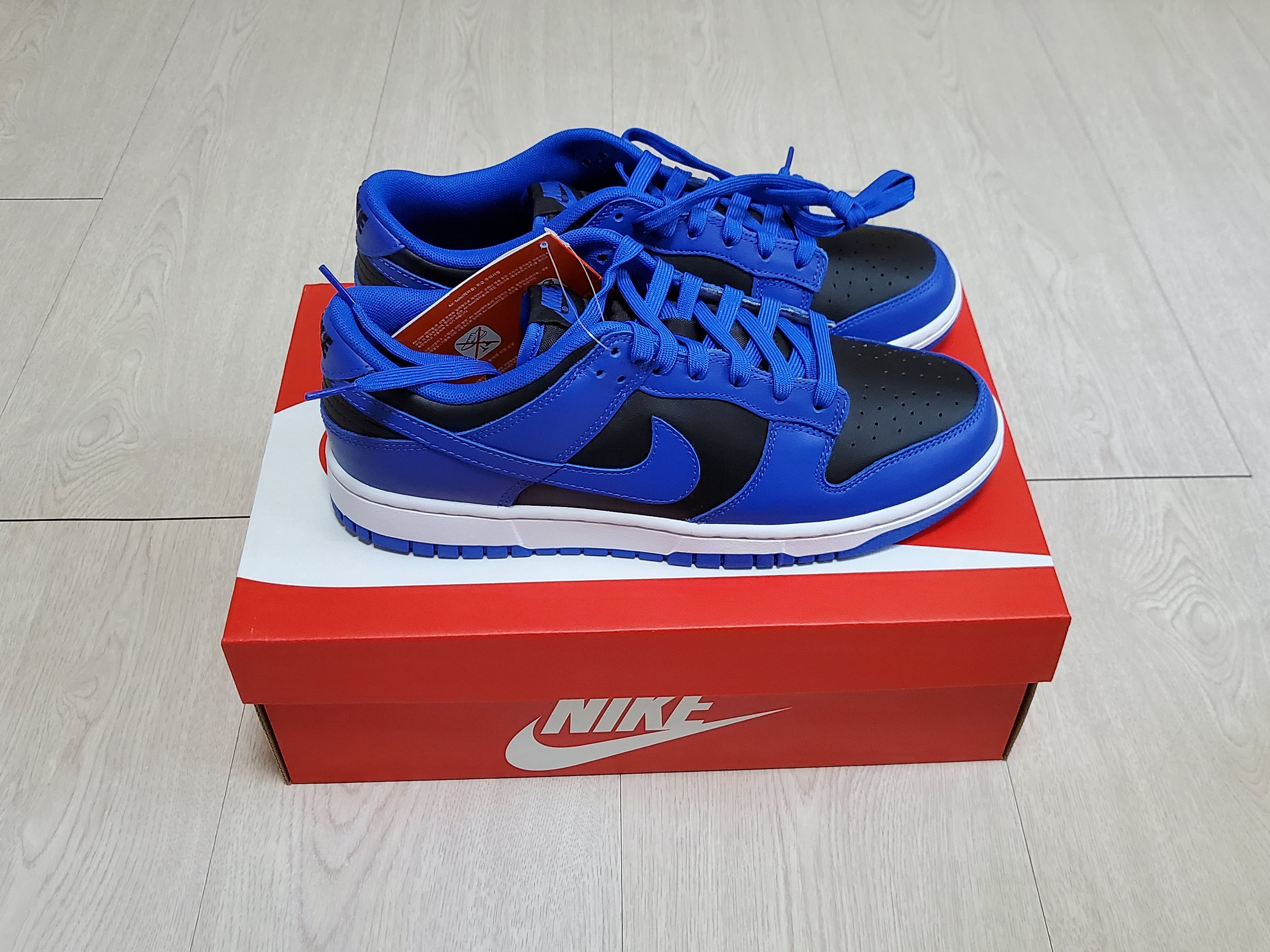 Nike Dunk Low Retro Hyper Cobalt 착용 스타일 - 1