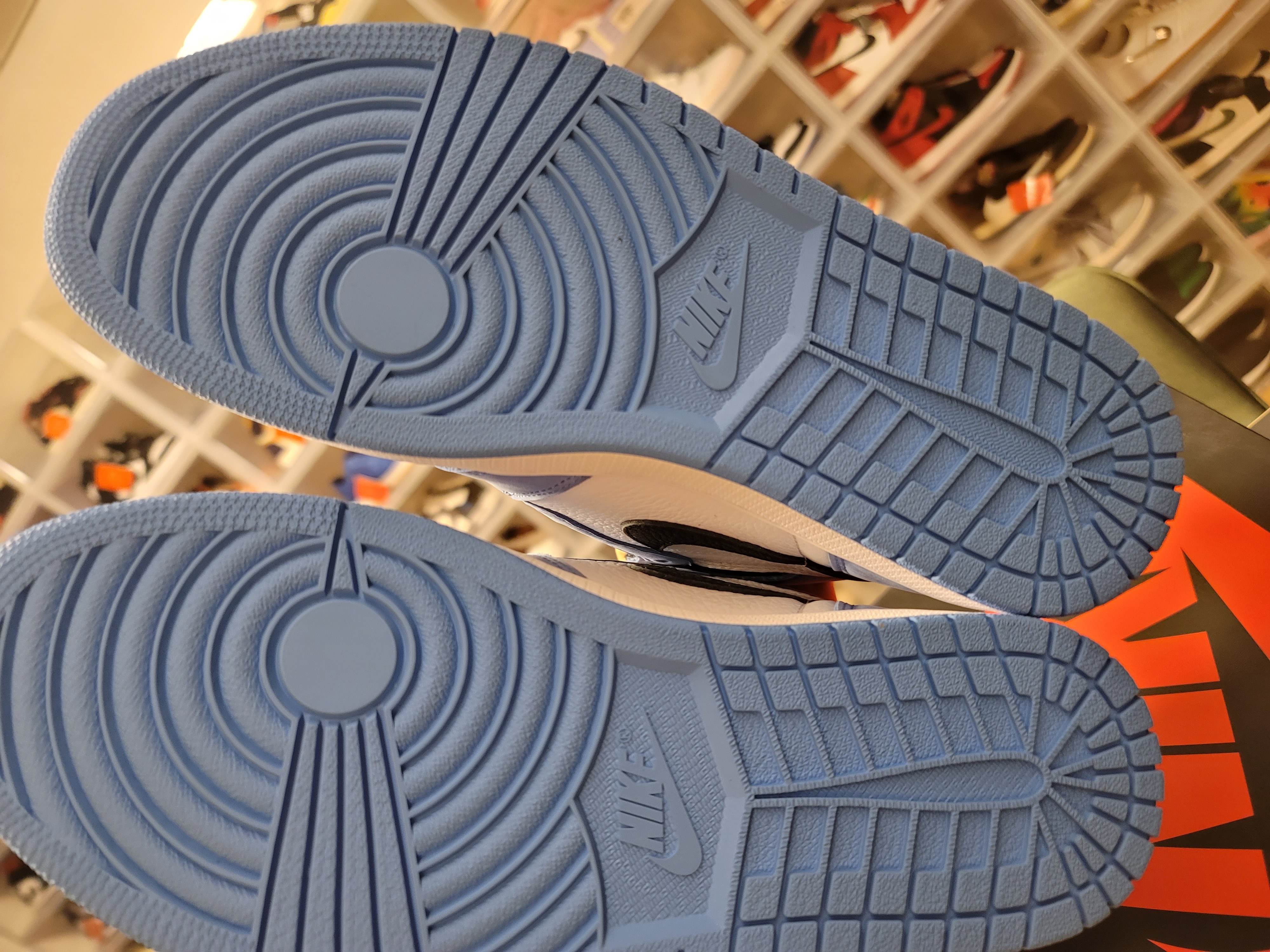 Jordan 1 Retro High OG University Blue 착용 스타일 - 3