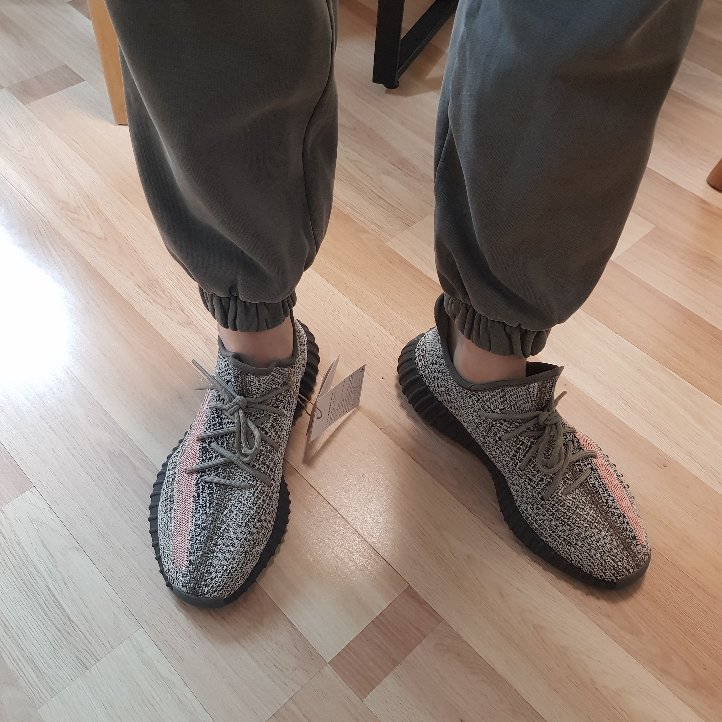 Adidas Yeezy Boost 350 V2 Ash Stone 착용 스타일 - 5