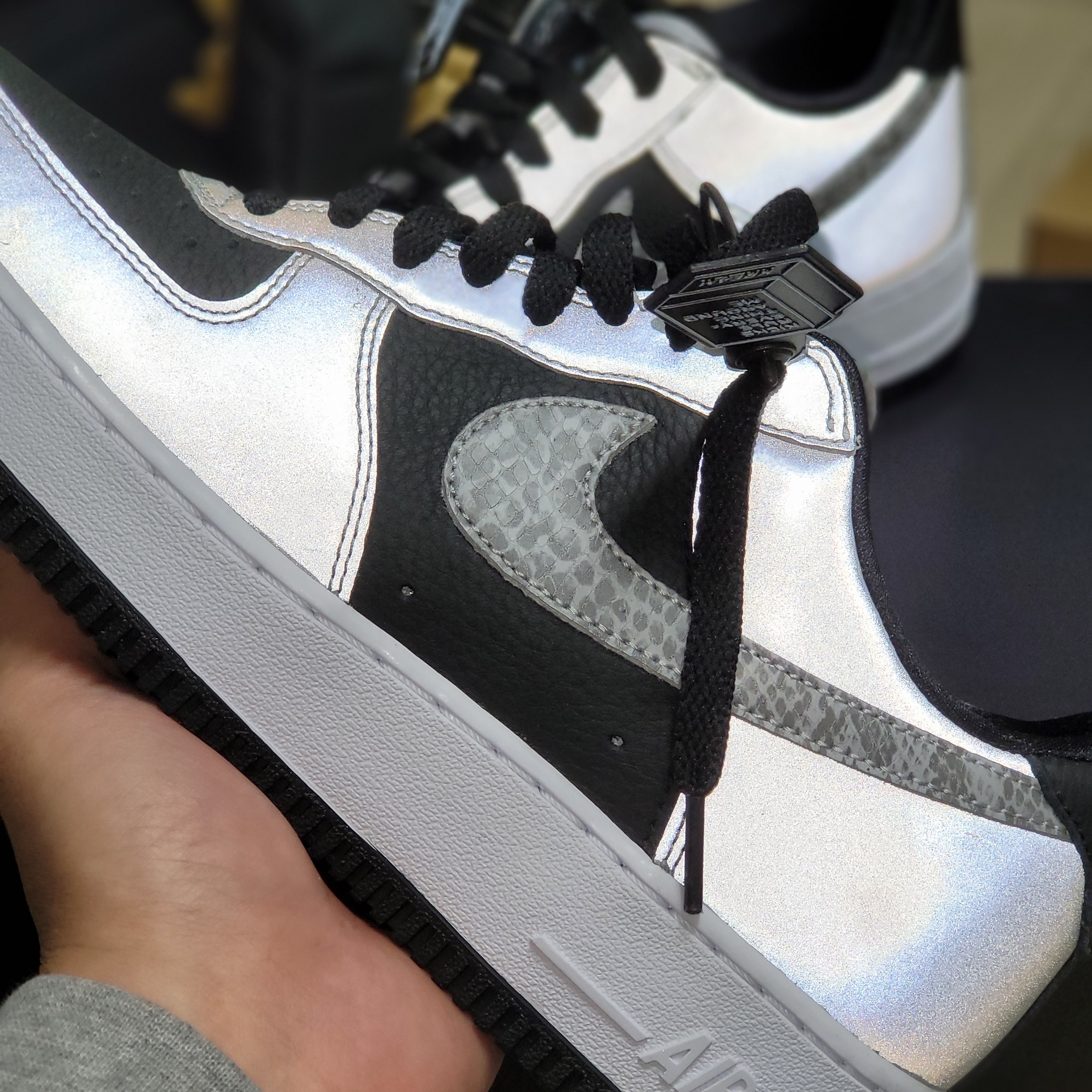 Nike Air Force 1 B Silver Snake 착용 스타일 - 3